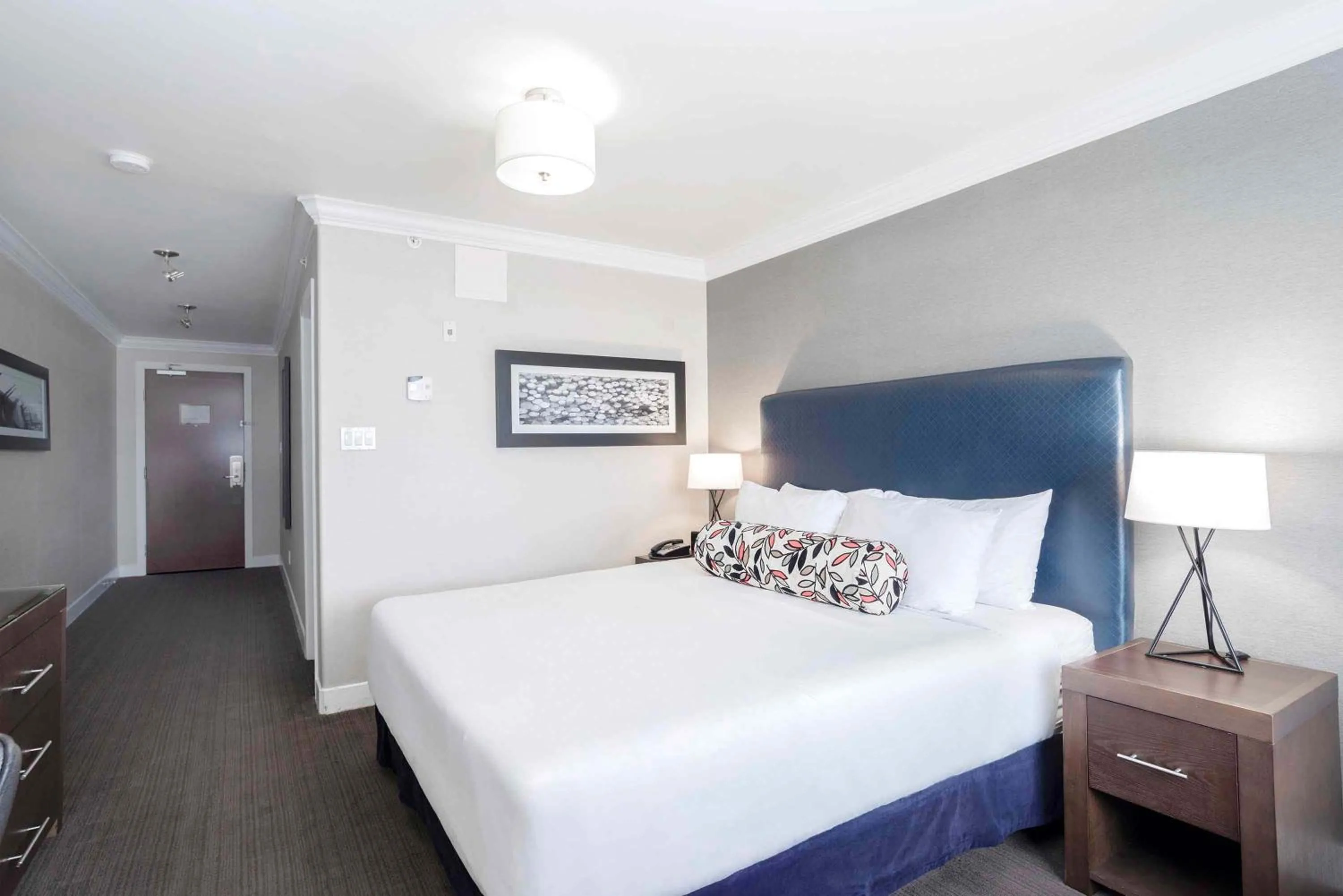 Standard Room, 1 King Bed in Sandman Signature Prince George Hotel