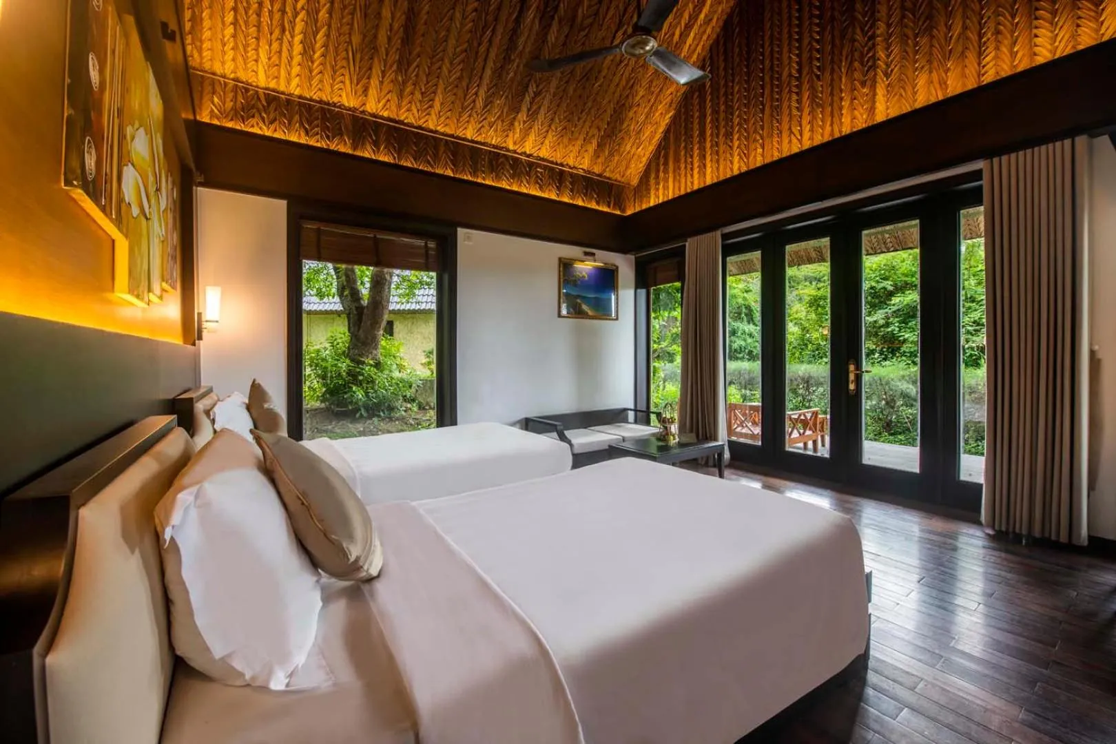 Bungalow Deluxe Twin Seaview in Hon Tam Resort