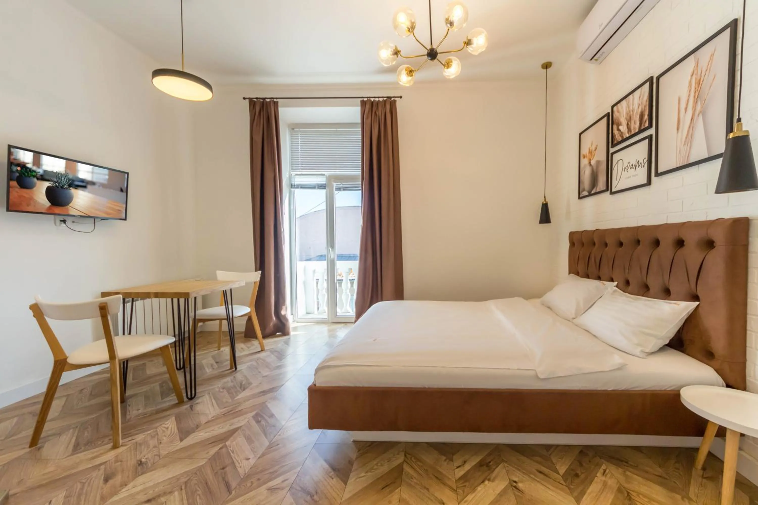 Design Apartment with Balcony - Yevhena Chykalenka, 20 in Central Dayflat Apartments