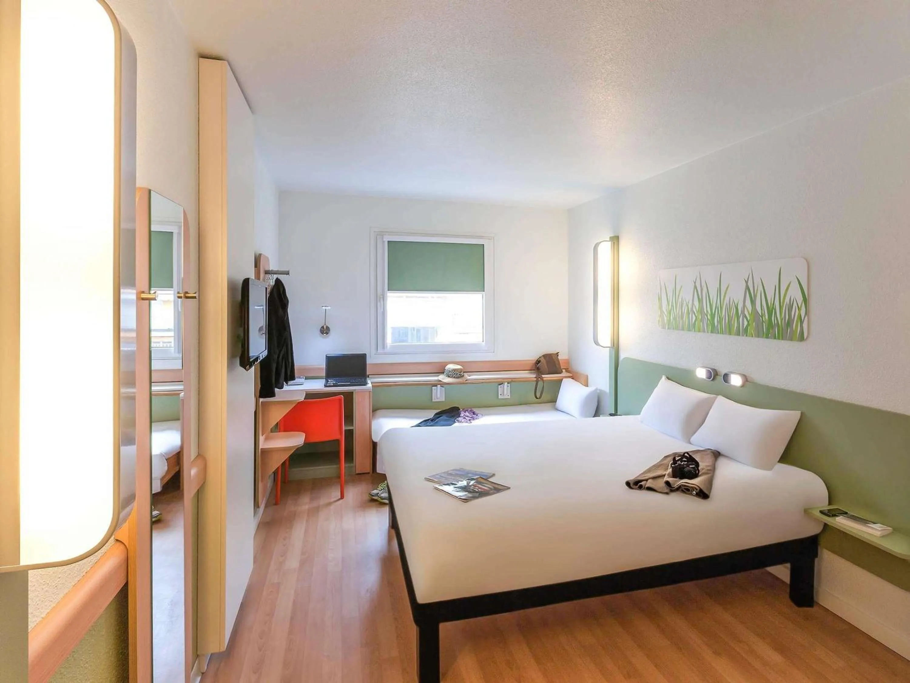 Family Room with One Double Bed and One Single Bed in Ibis Budget Valencia Aeropuerto