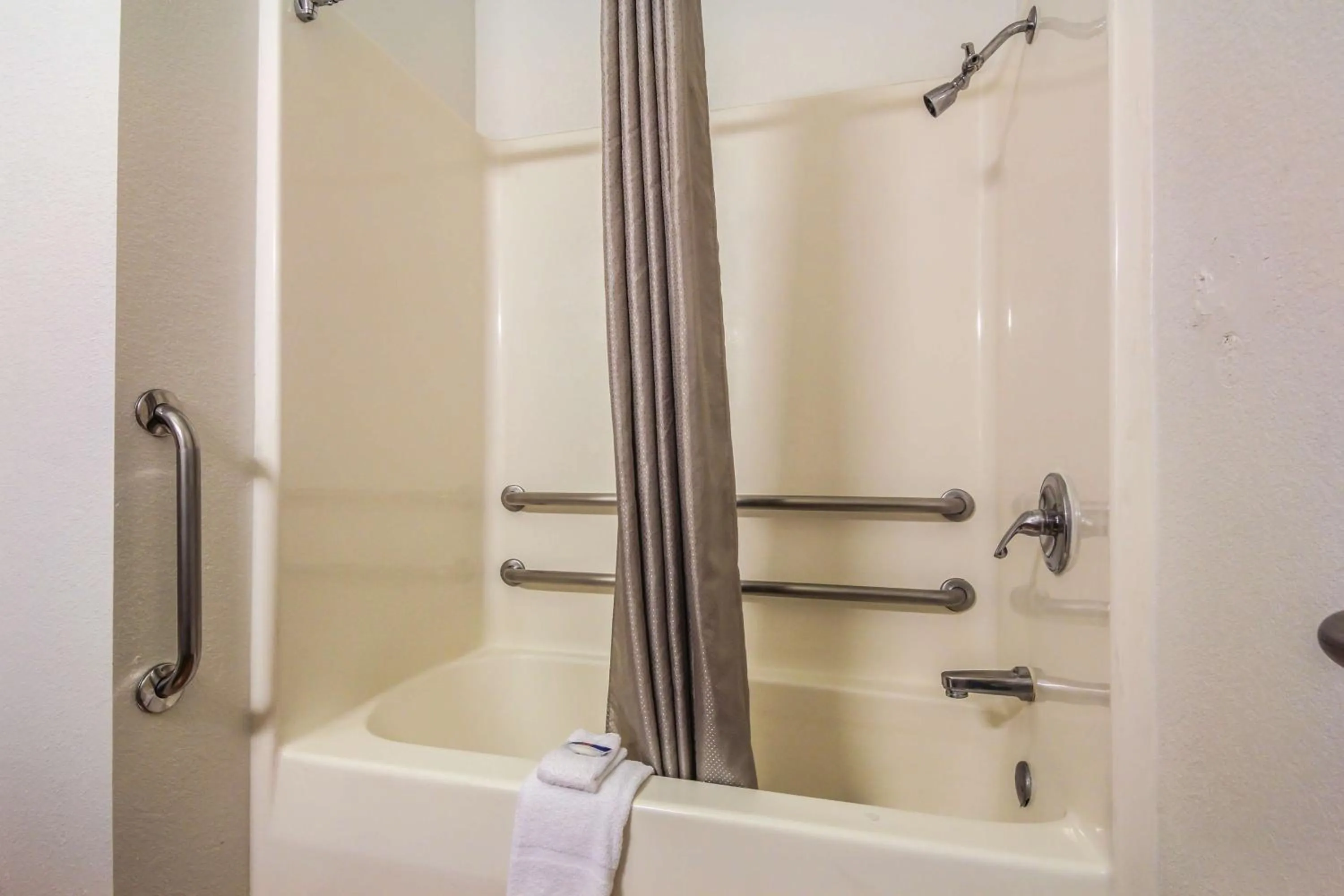 King Room - Disability Access - Non-Smoking in Motel 6 New Braunfels