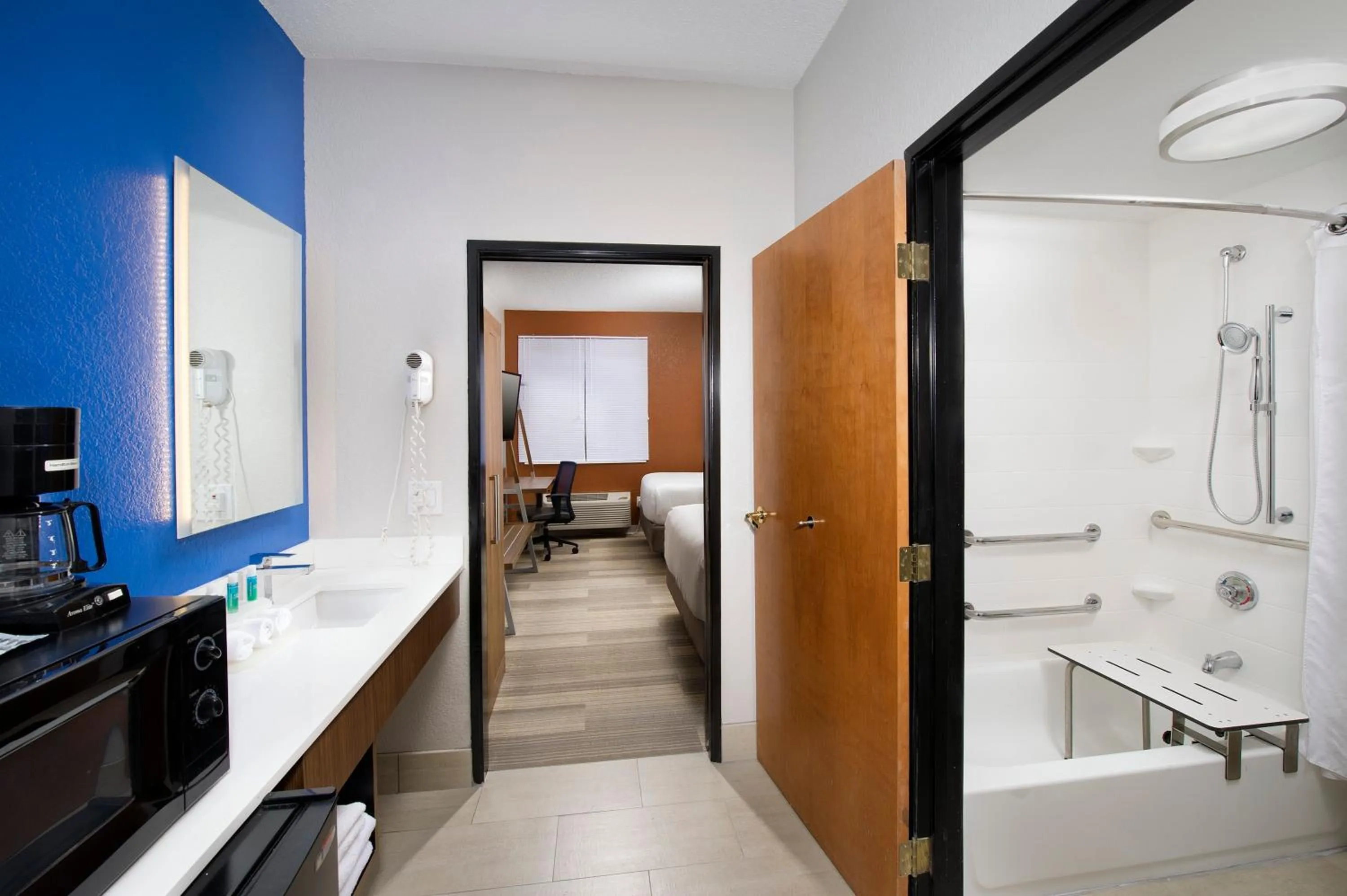 Suite with Mobility Accessible Tub - Non-Smoking in Holiday Inn Express & Suites San Antonio - Downtown Market Area by IHG