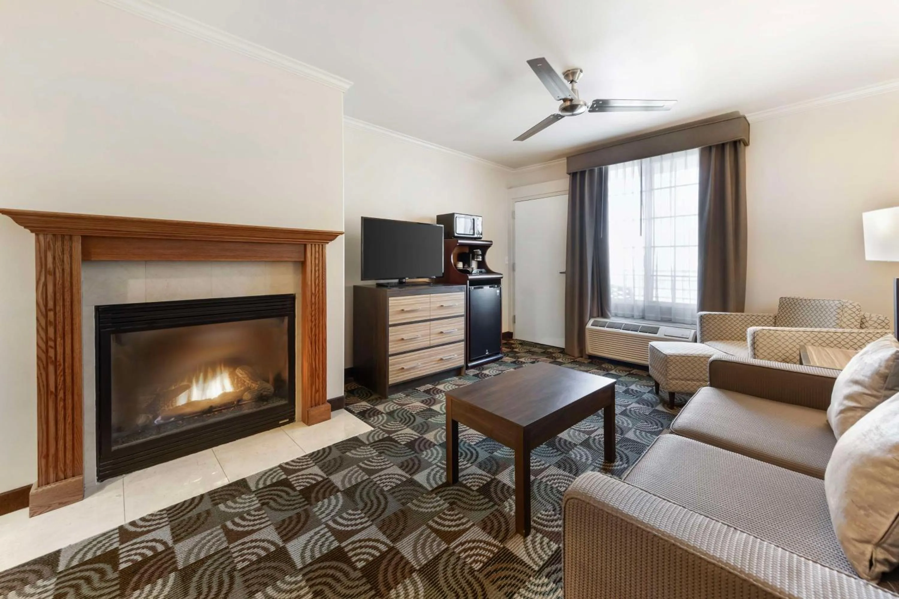 King Suite with Whirlpool - Non-Smoking in Best Western Plus Country Park Hotel