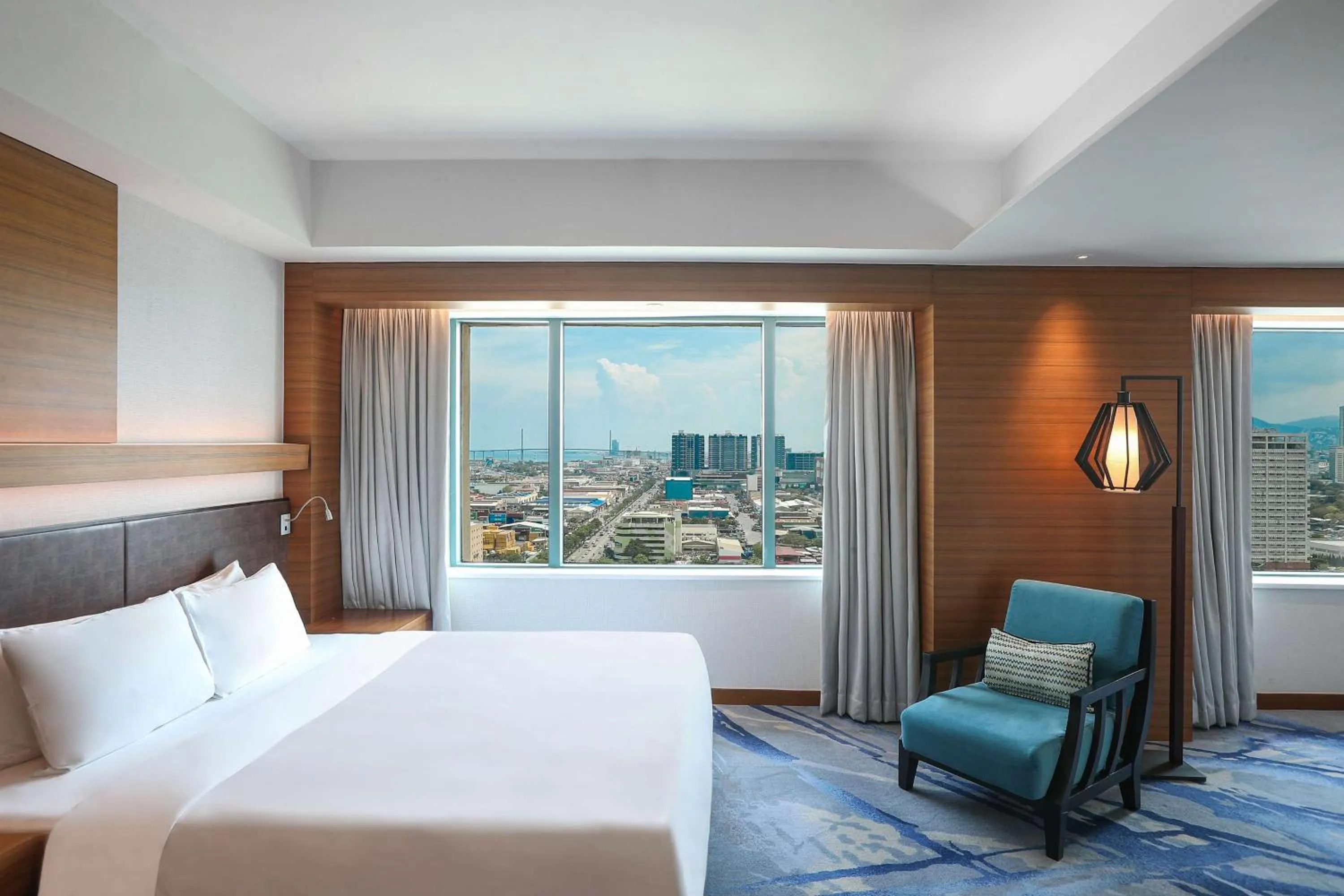 Junior Suite with Lounge access in Radisson Blu Cebu