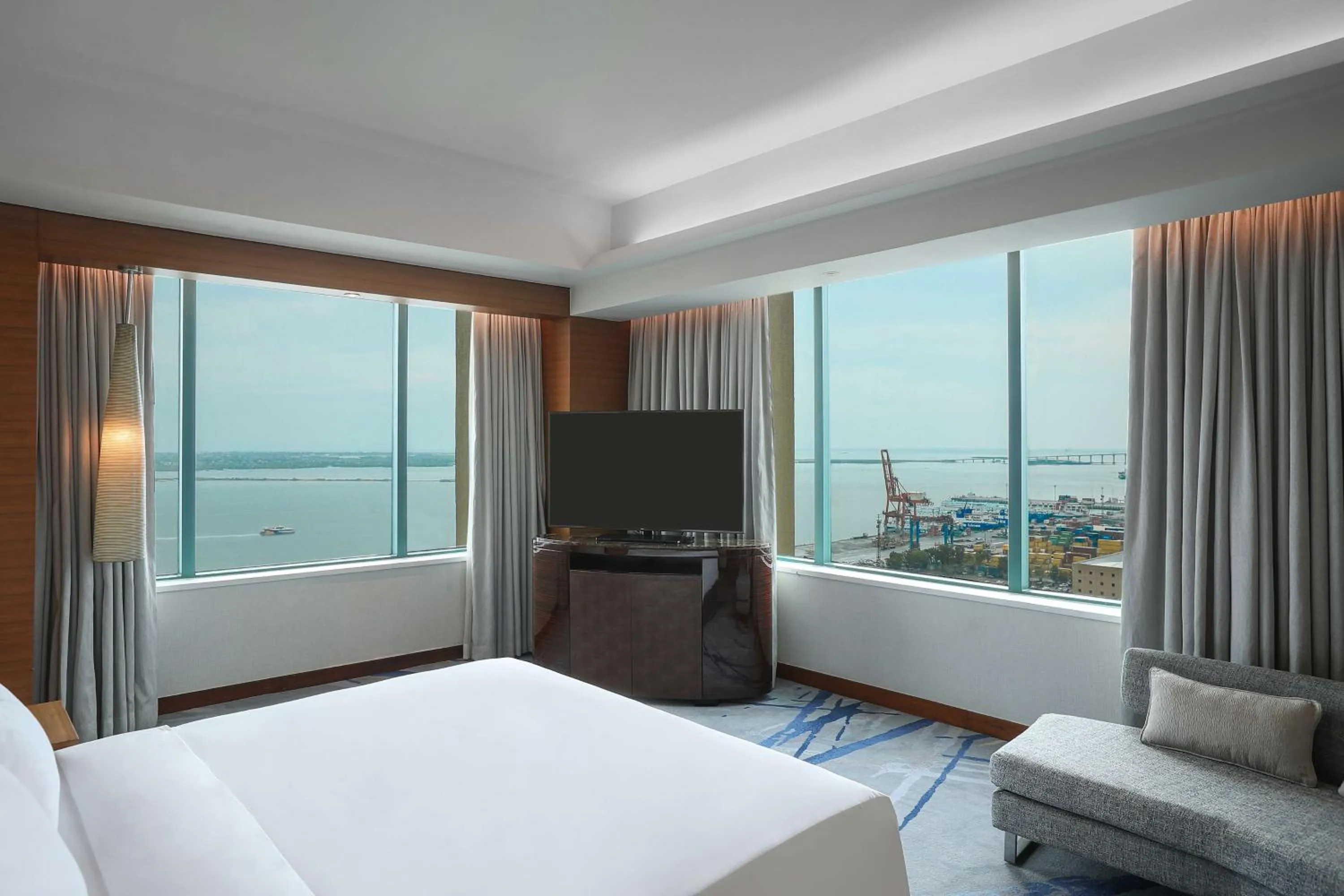 Suite with Lounge access - Harbor View in Radisson Blu Cebu