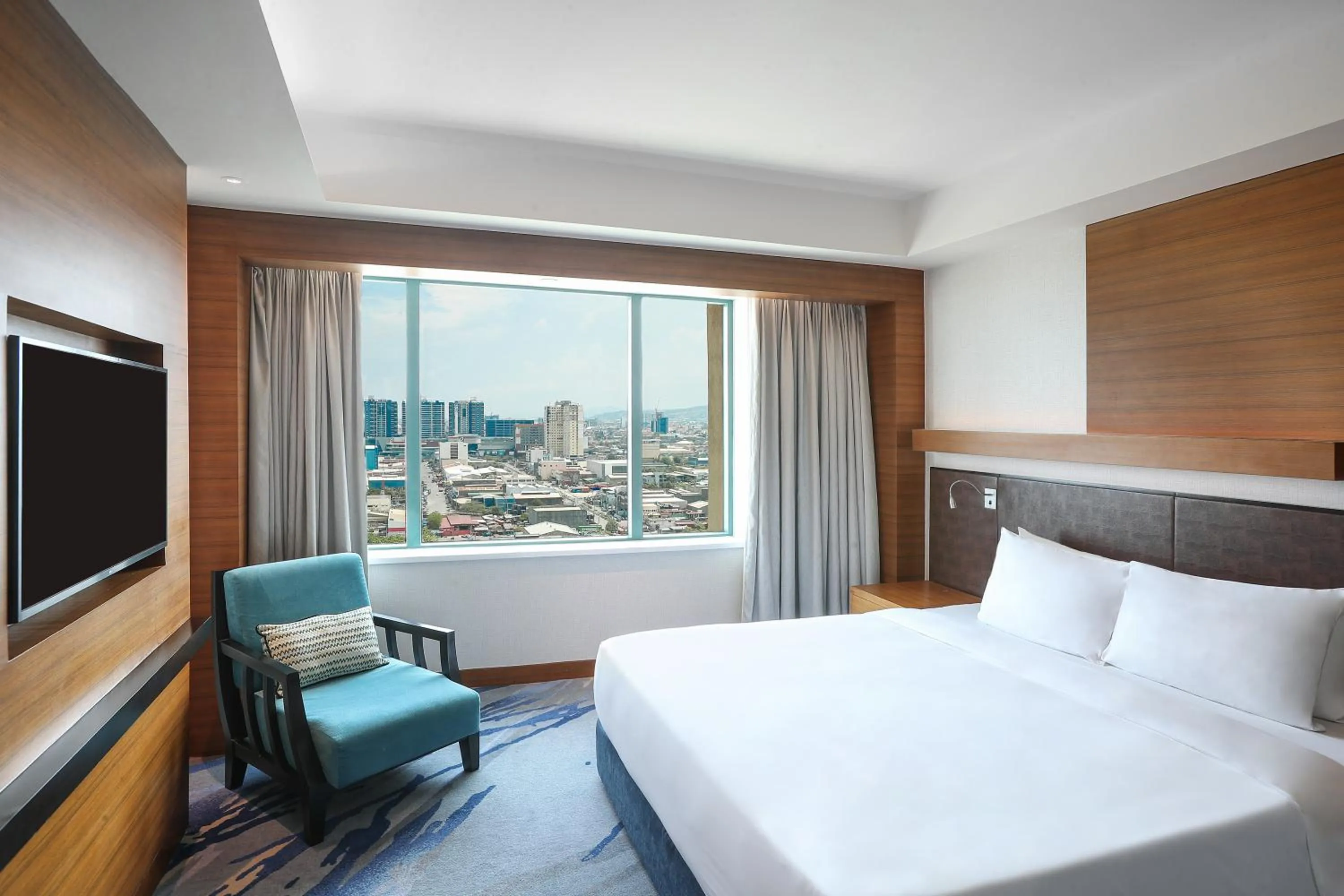 Suite with Lounge access in Radisson Blu Cebu