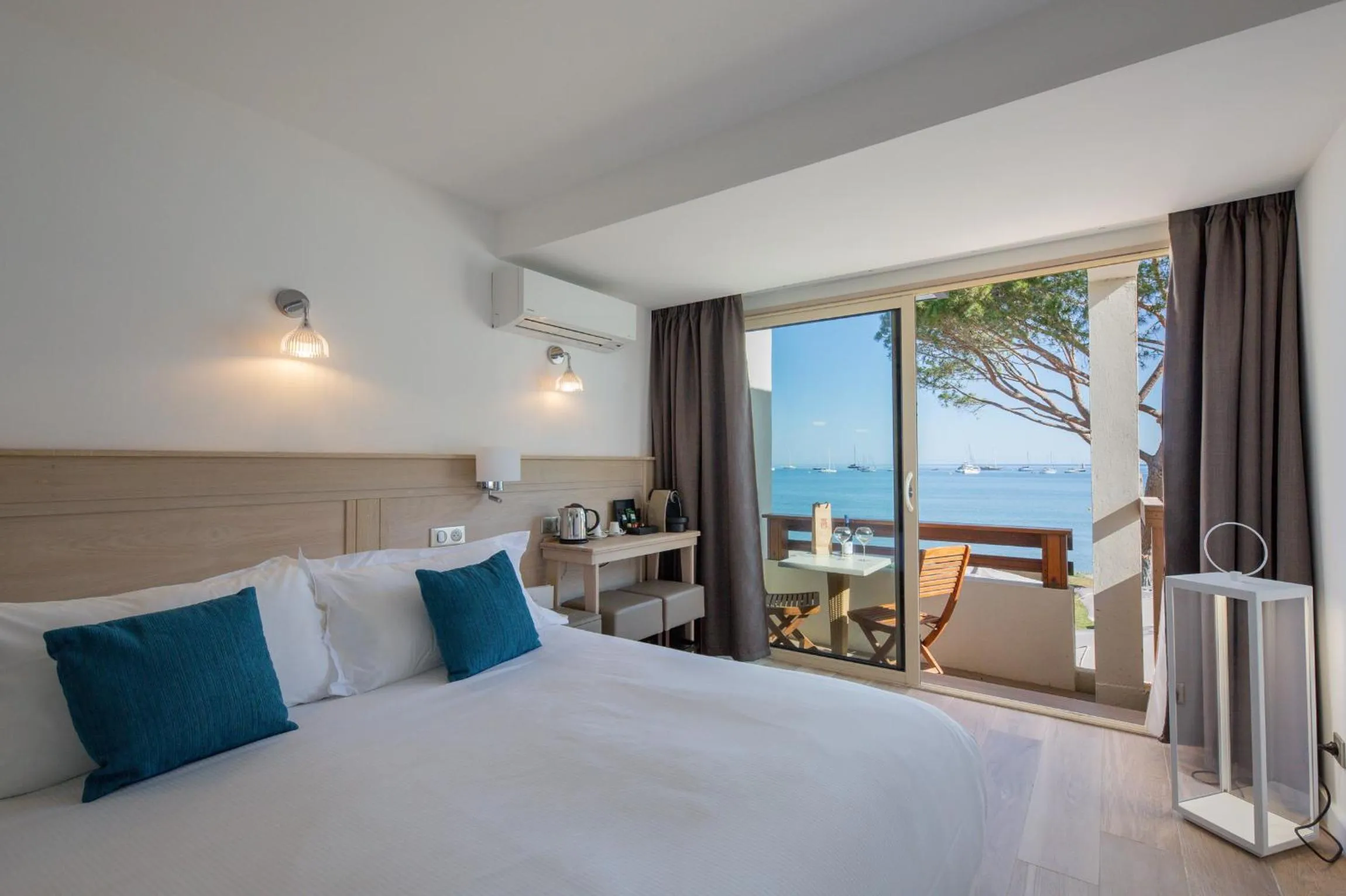 Room with Balcony and Sea View in Hôtel La Roya