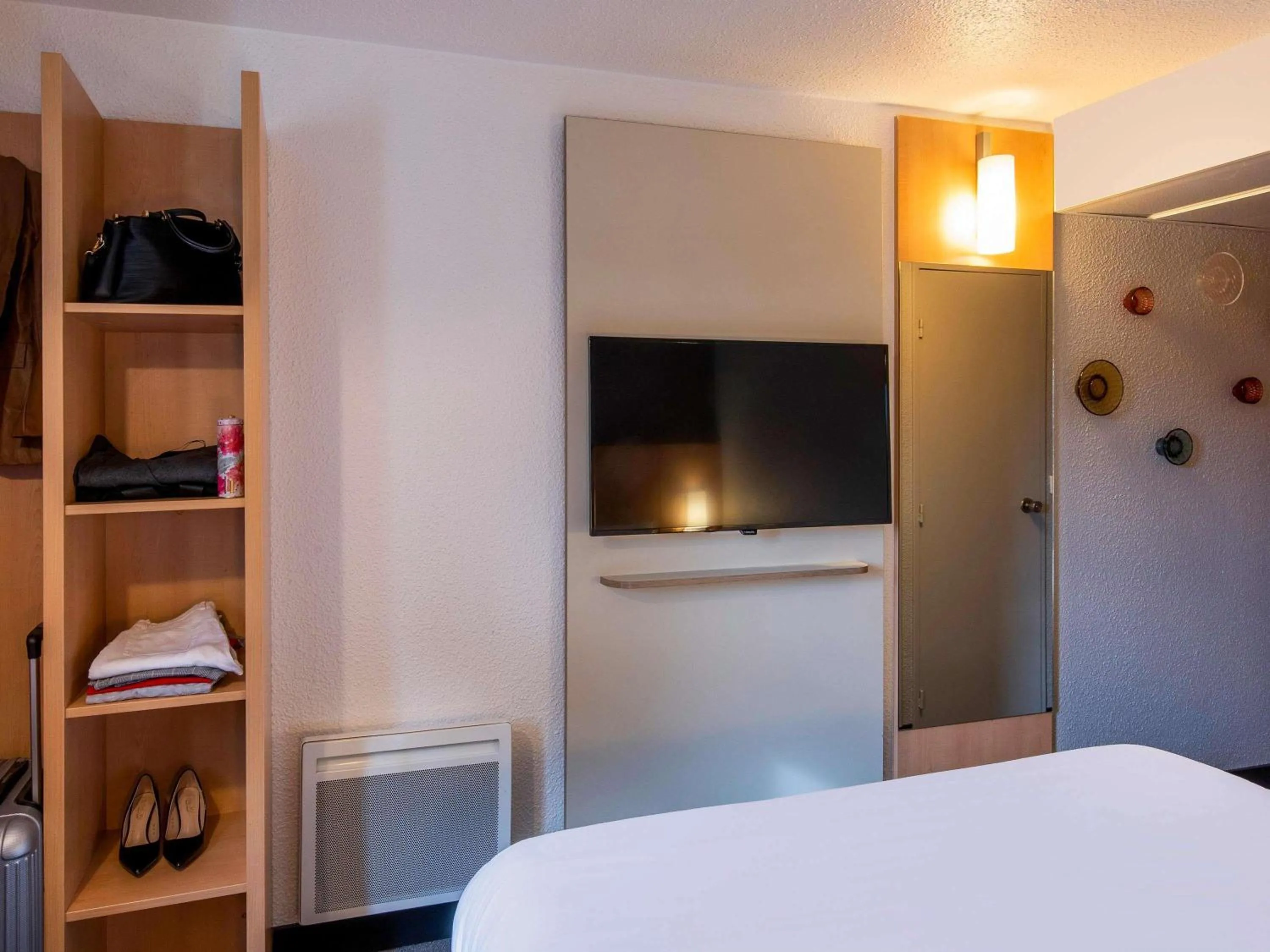 Standard Twin Room in ibis Cergy Pontoise Le Port