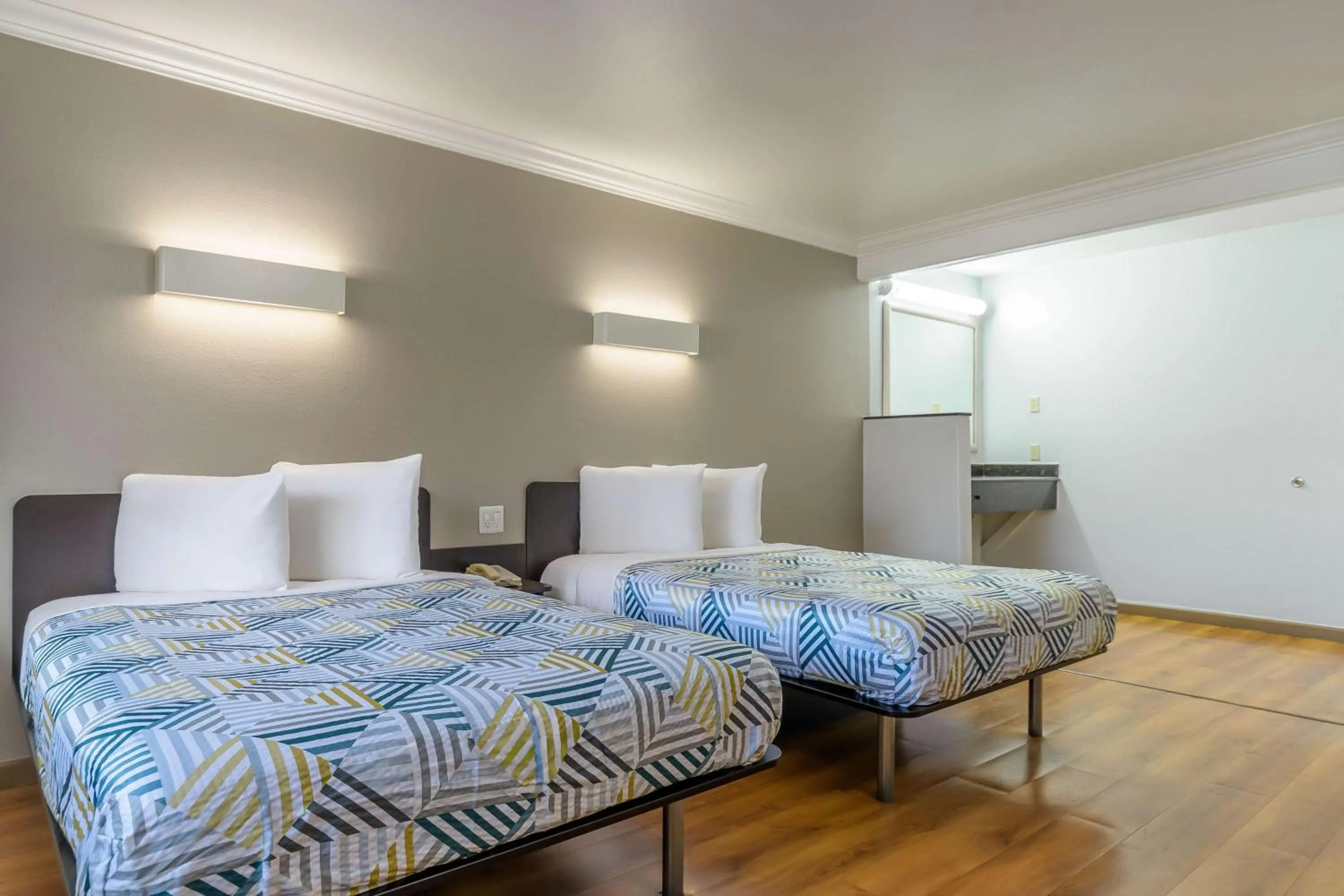 Deluxe Quadruple Room - single occupancy - Smoking in Motel 6-San Jose, CA - Convention Center