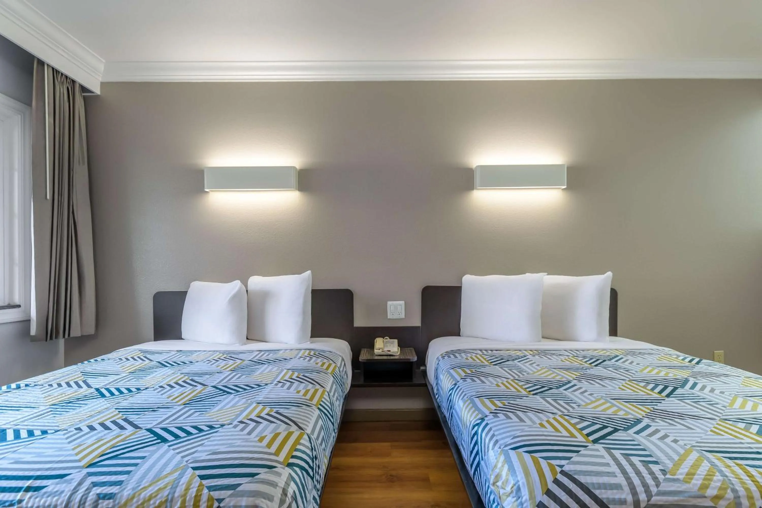 Deluxe Quadruple Room - single occupancy - Non-Smoking in Motel 6-San Jose, CA - Convention Center