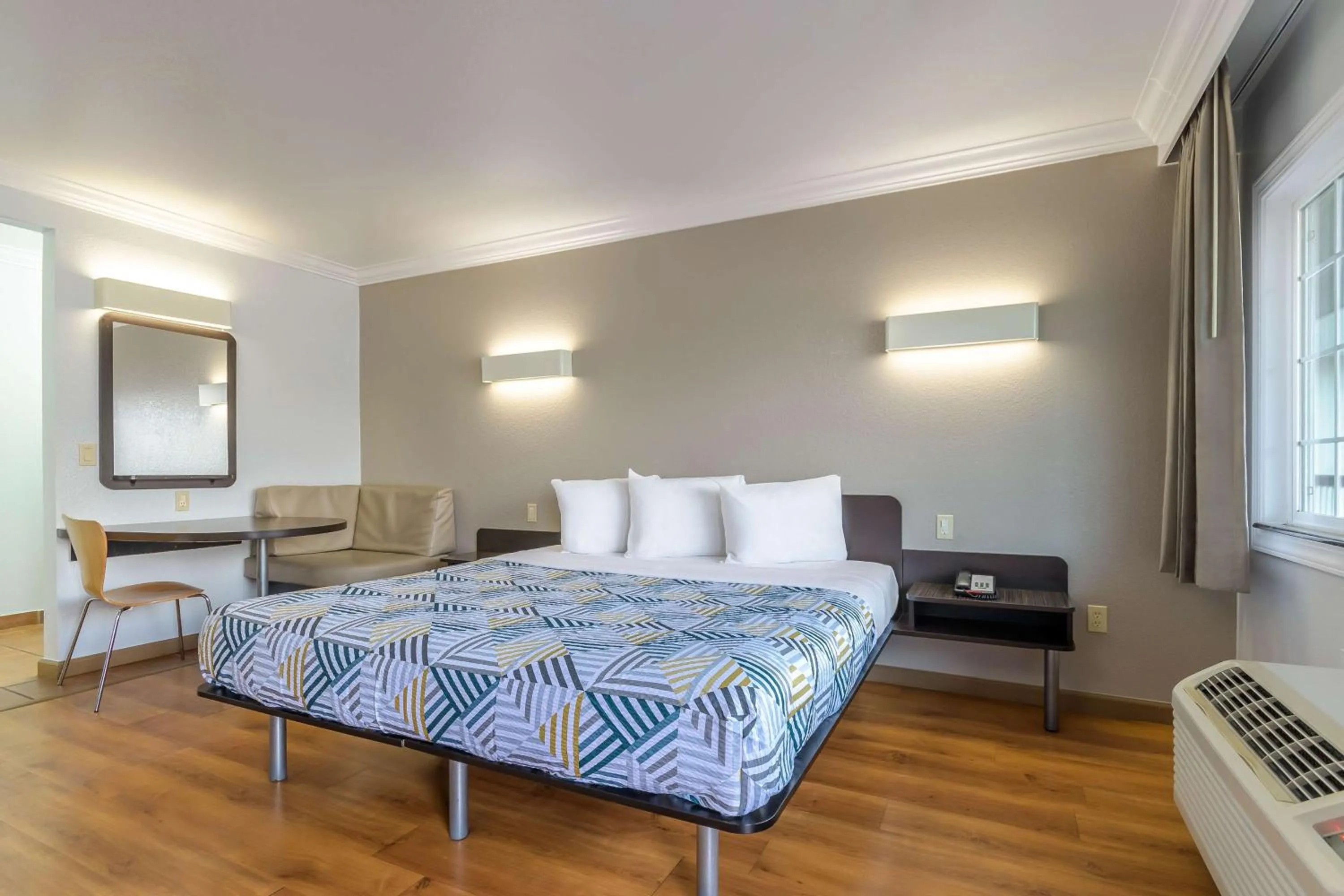 Deluxe Double Room - single occupancy - Non-Smoking in Motel 6-San Jose, CA - Convention Center