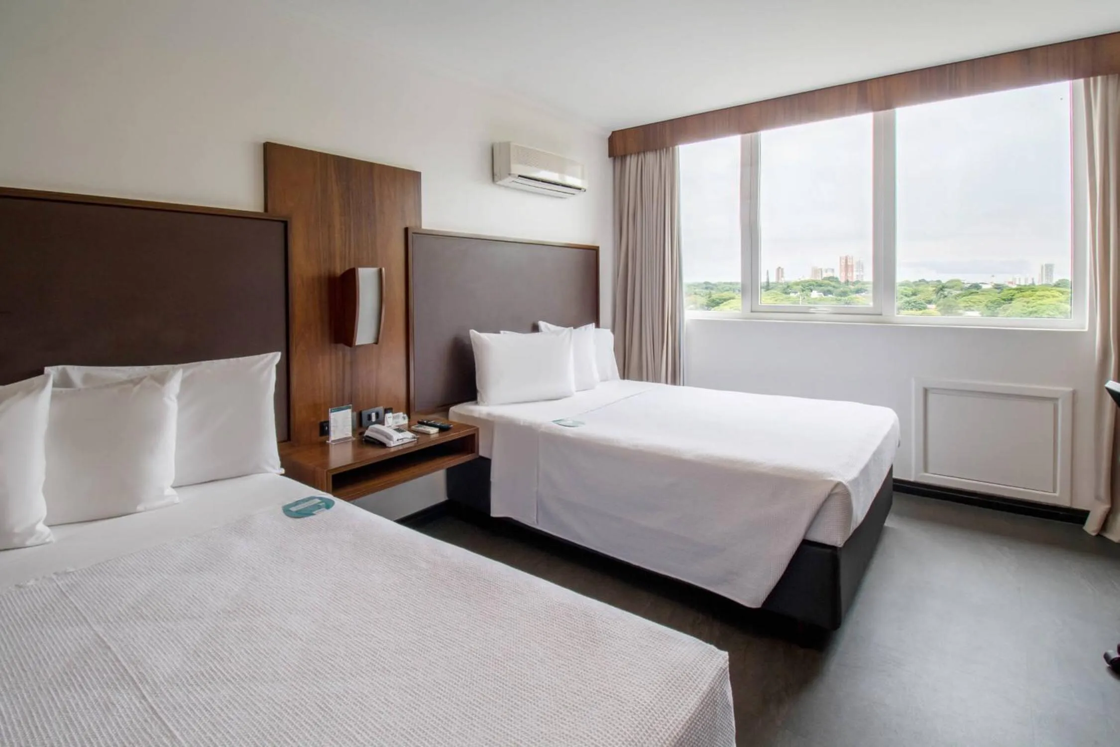 Deluxe Double Room with Two Double Beds - single occupancy in Hotel Deville Business Maringá