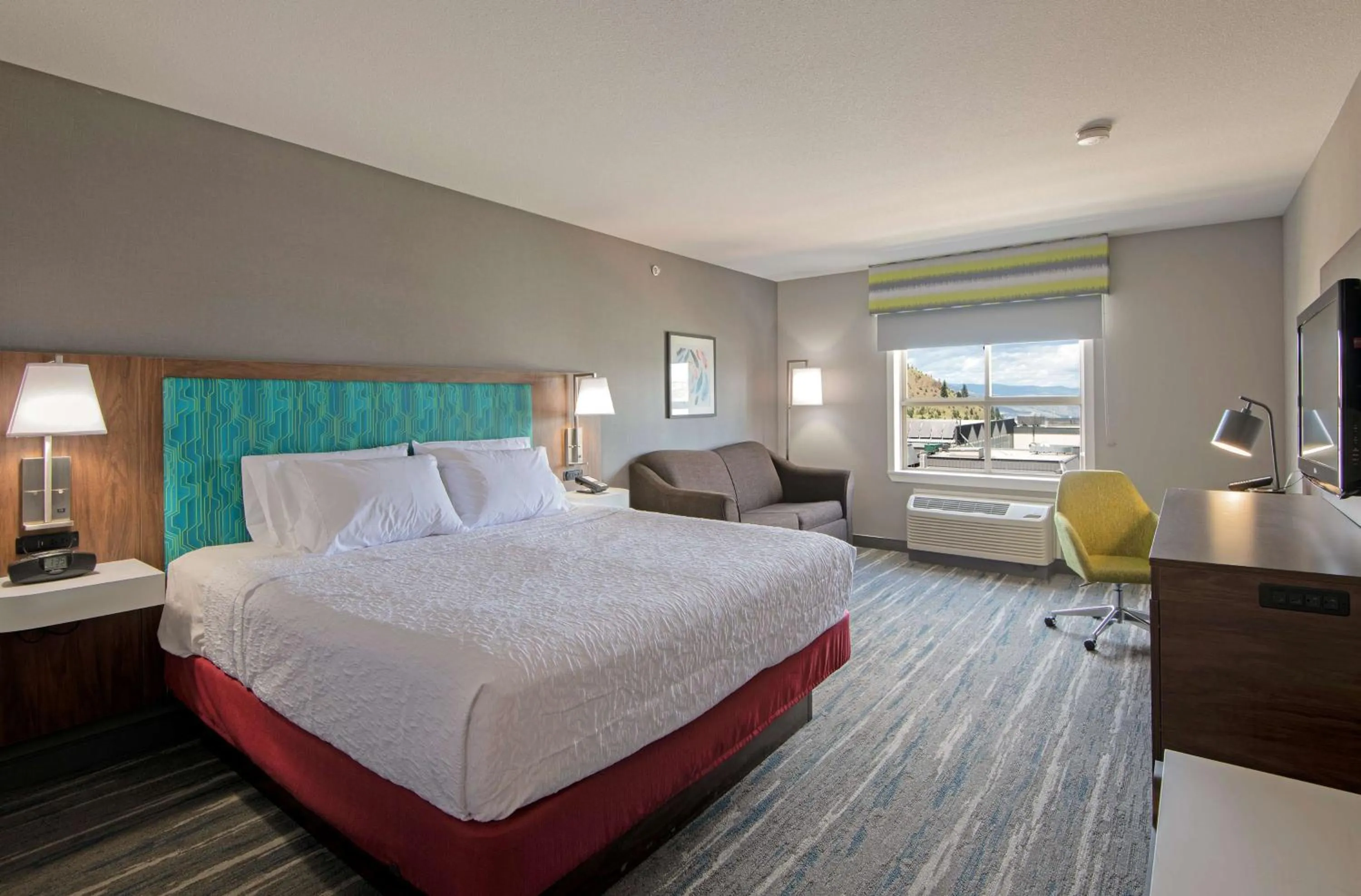 King Room with King Bed - Non-Smoking in Hampton Inn by Hilton Kamloops