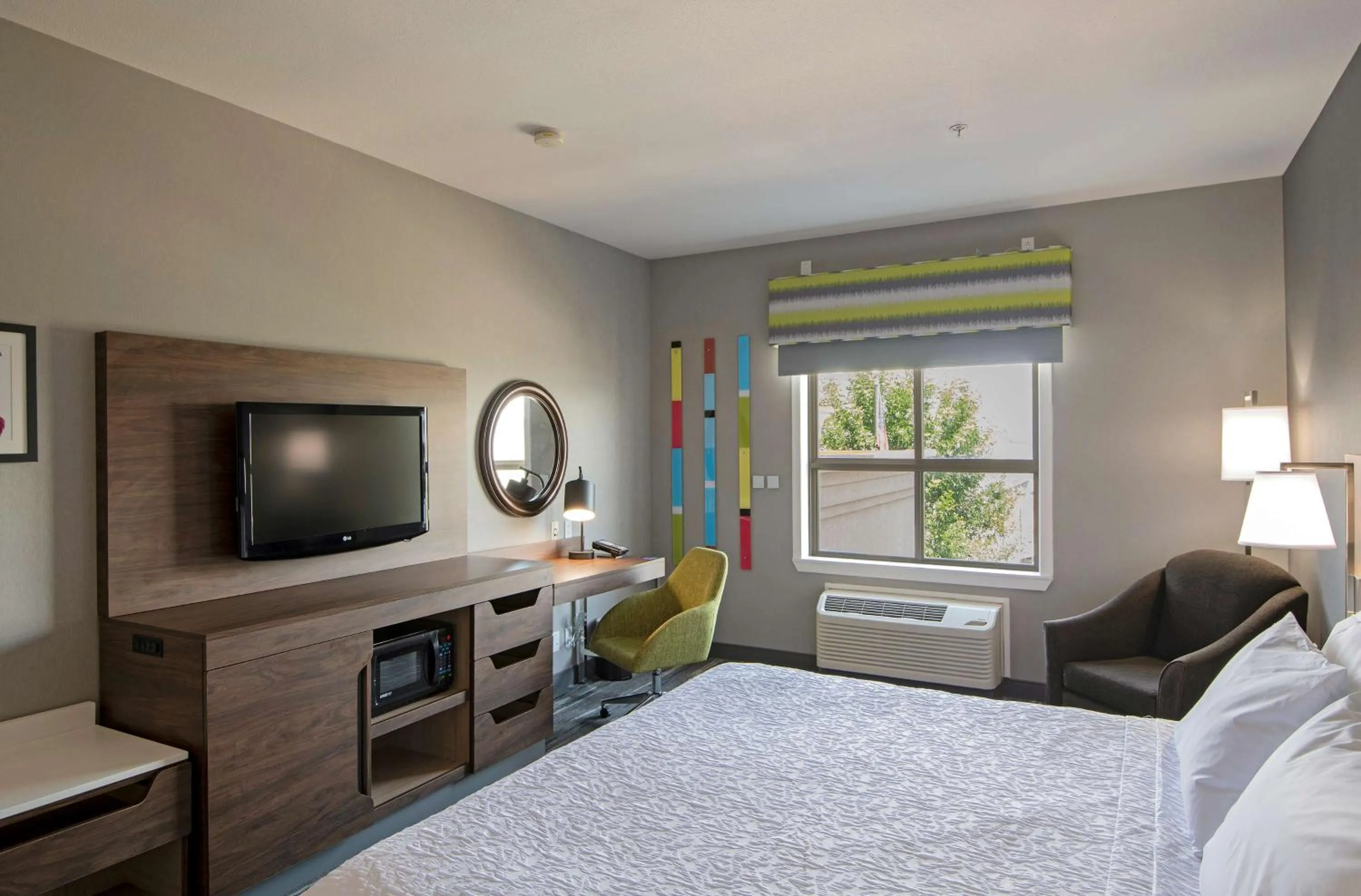 King Room - Disability Access/Non-Smoking in Hampton Inn by Hilton Kamloops