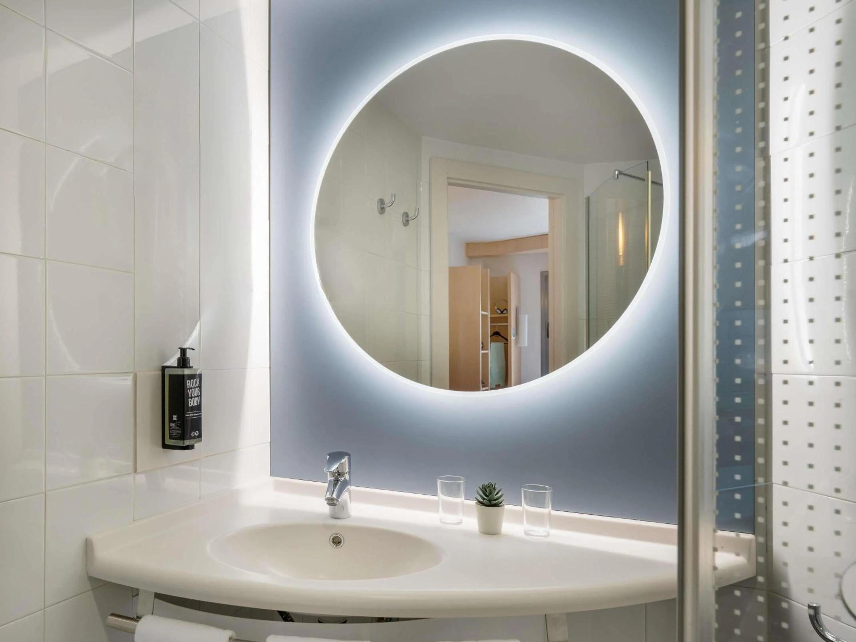 Standard Twin Room in Ibis Madrid Alcobendas