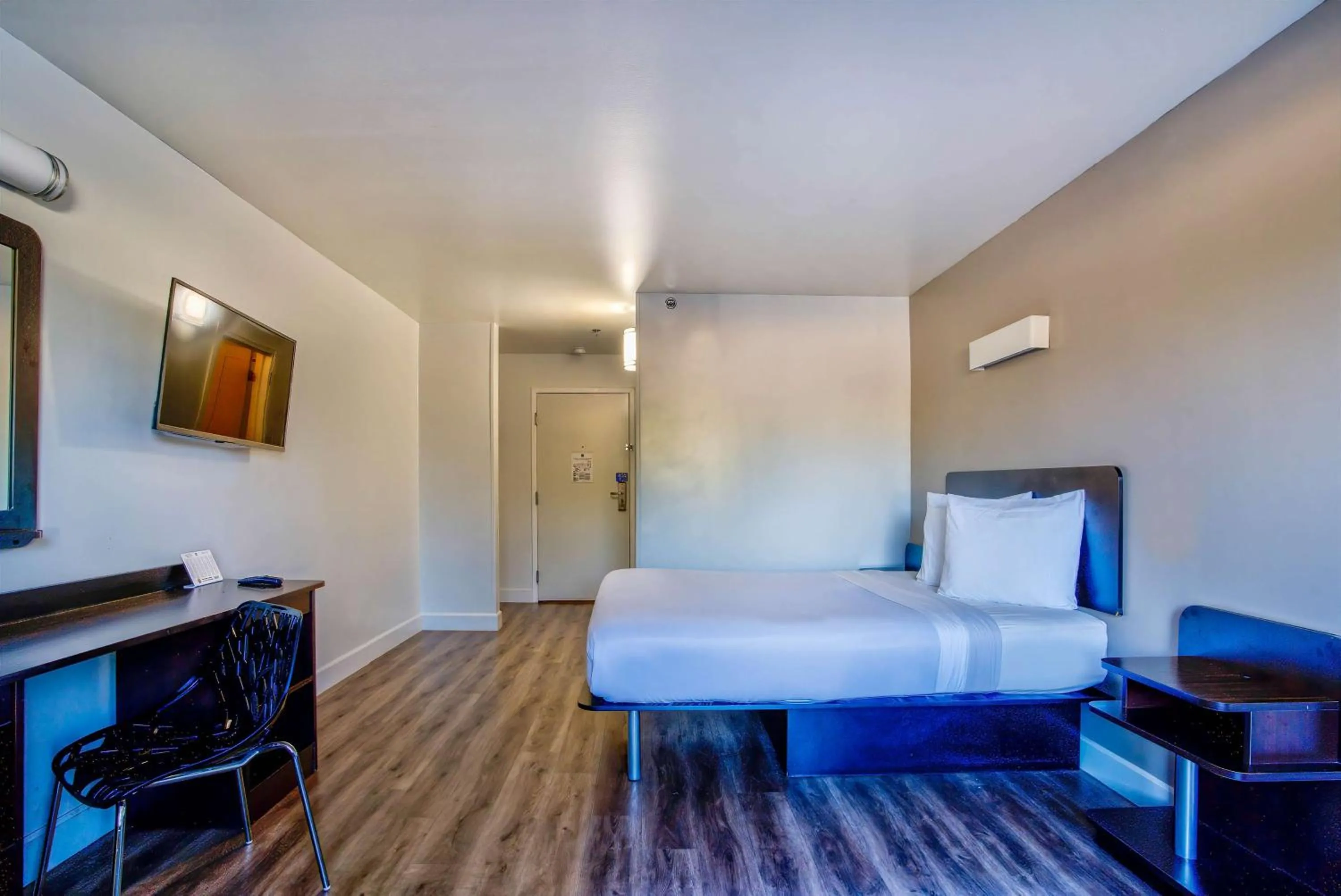 Standard Suite - Smoking in Motel 6-Hesperia, CA - West Main Street I-15