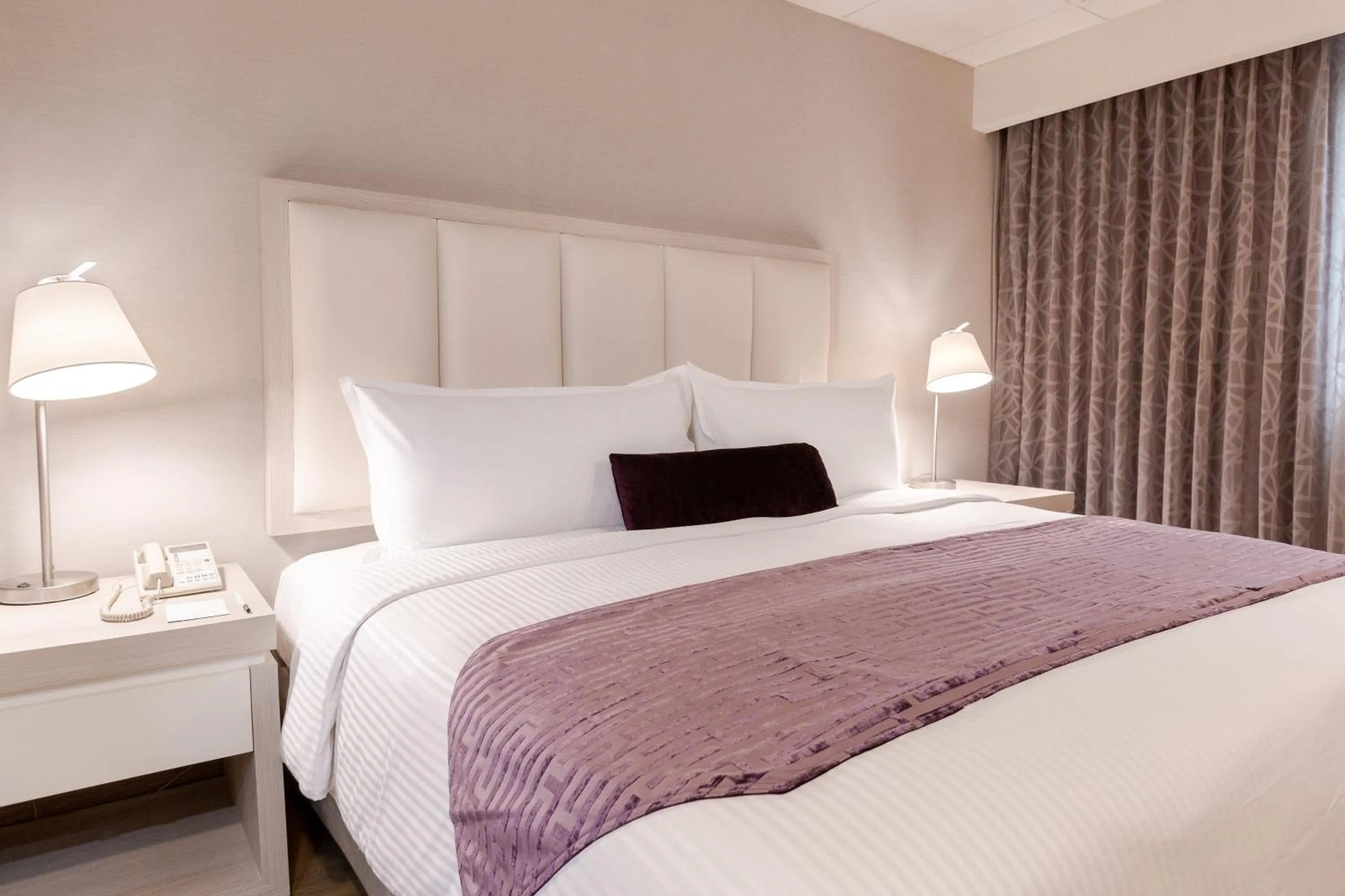 Deluxe King Room in Antaris Galerias