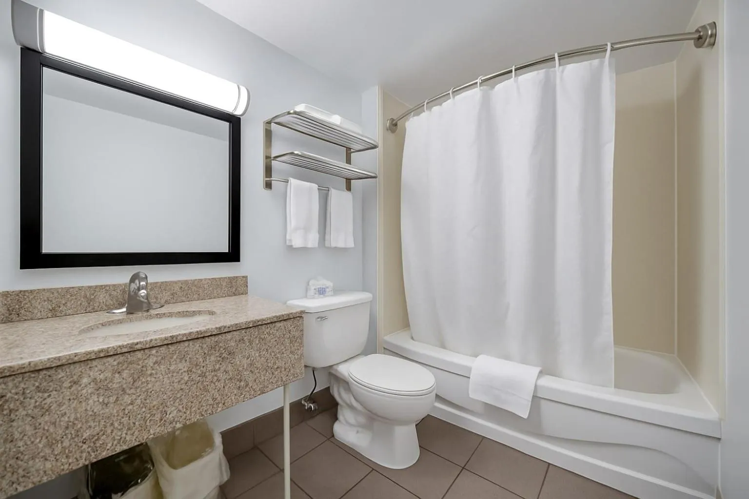 Suite - Non-Smoking in Deluxe Inn