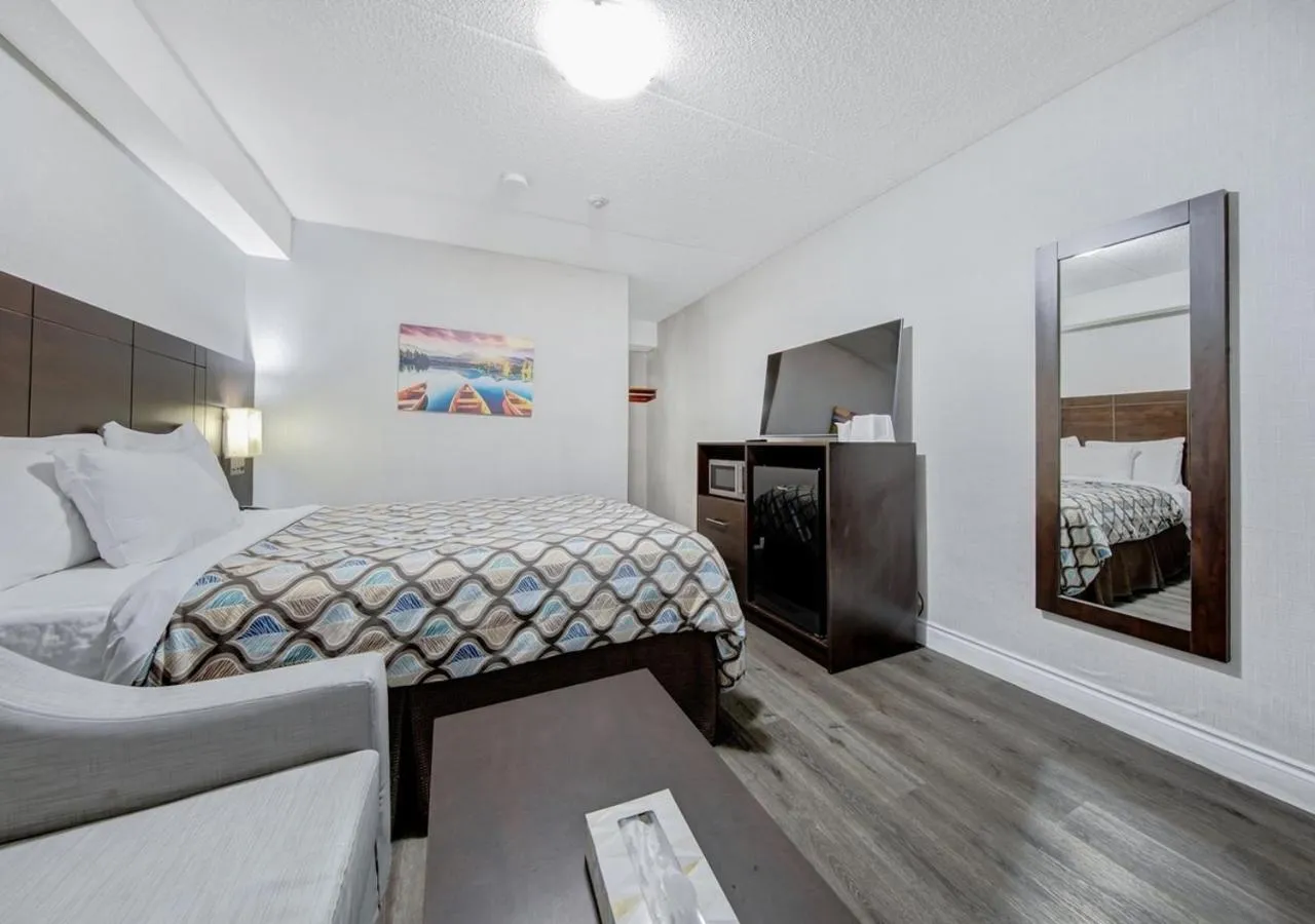 Queen Room - Non-Smoking in Deluxe Inn