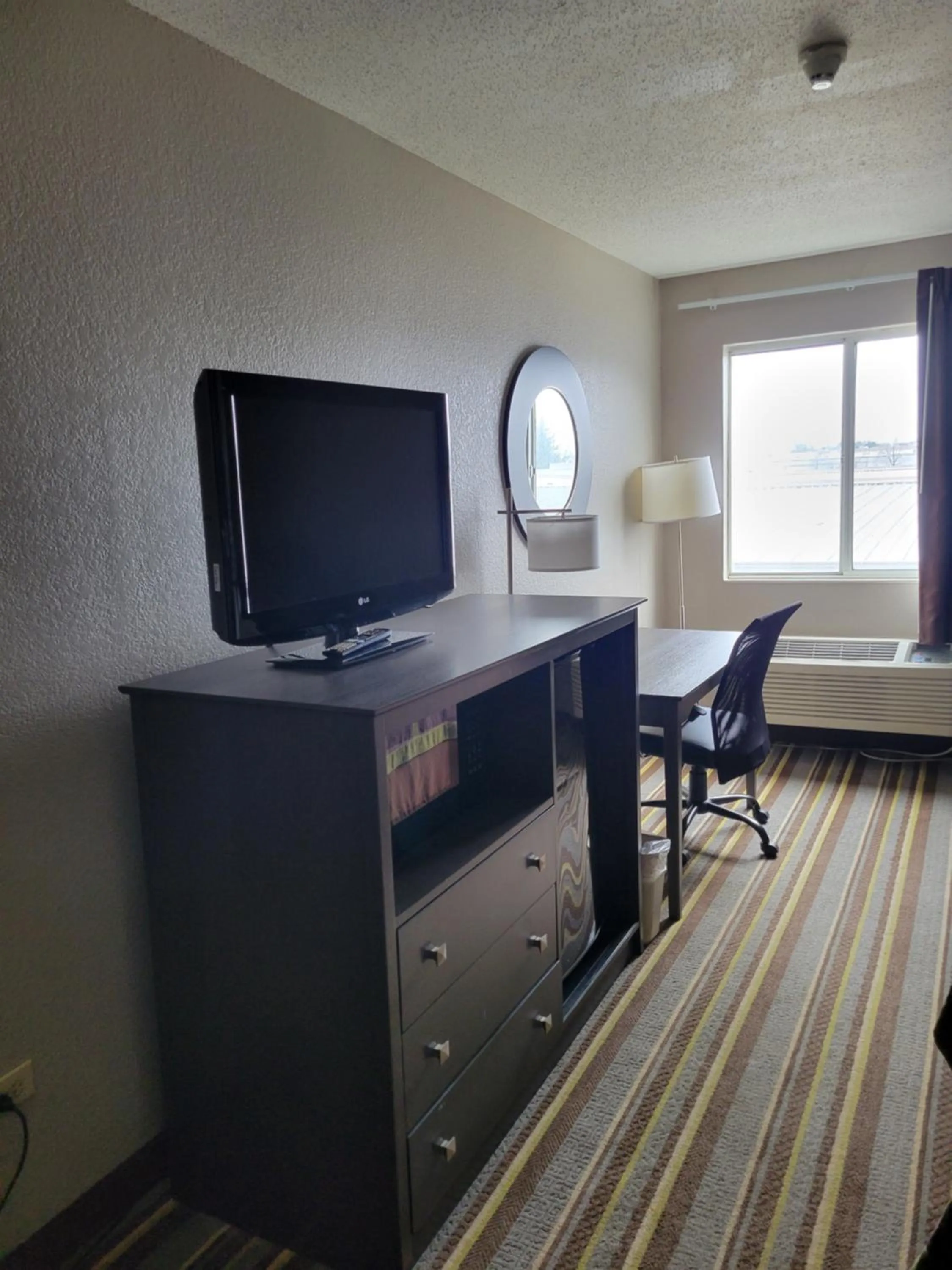 Studio King Suite - Non-Smoking in Super 8 by Wyndham Aurora/Naperville Area