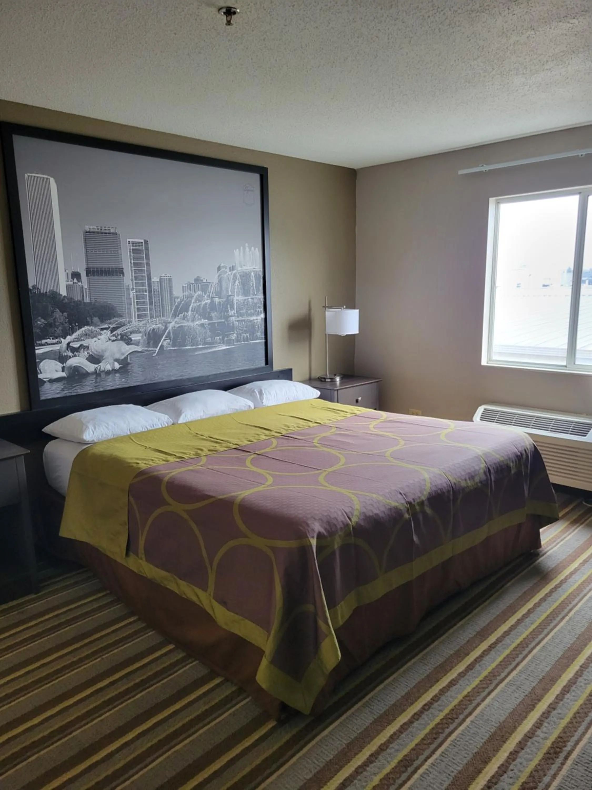 King Room - Disability Access/Non-Smoking in Super 8 by Wyndham Aurora/Naperville Area