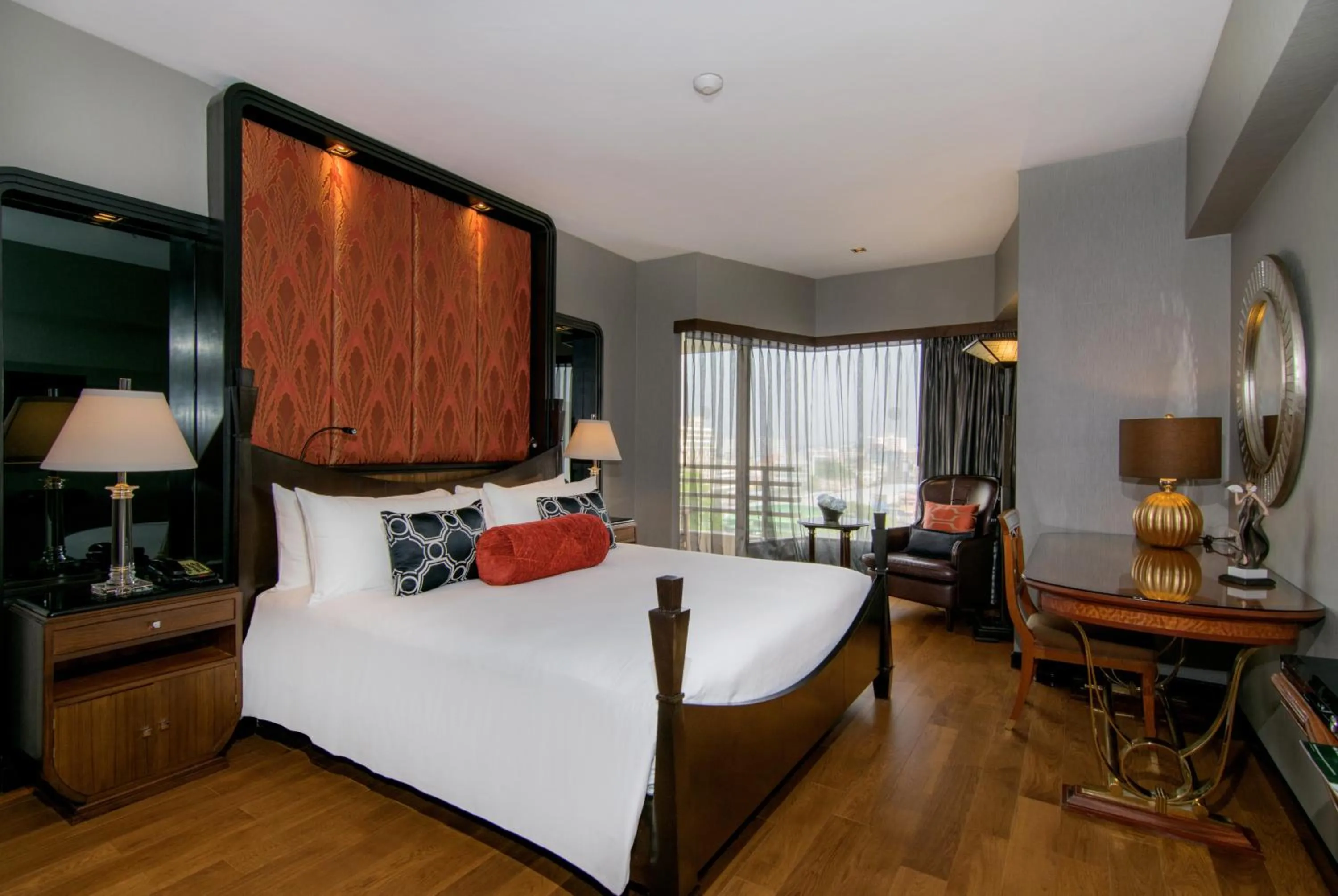 Deluxe Suite in The Bayview Hotel Pattaya