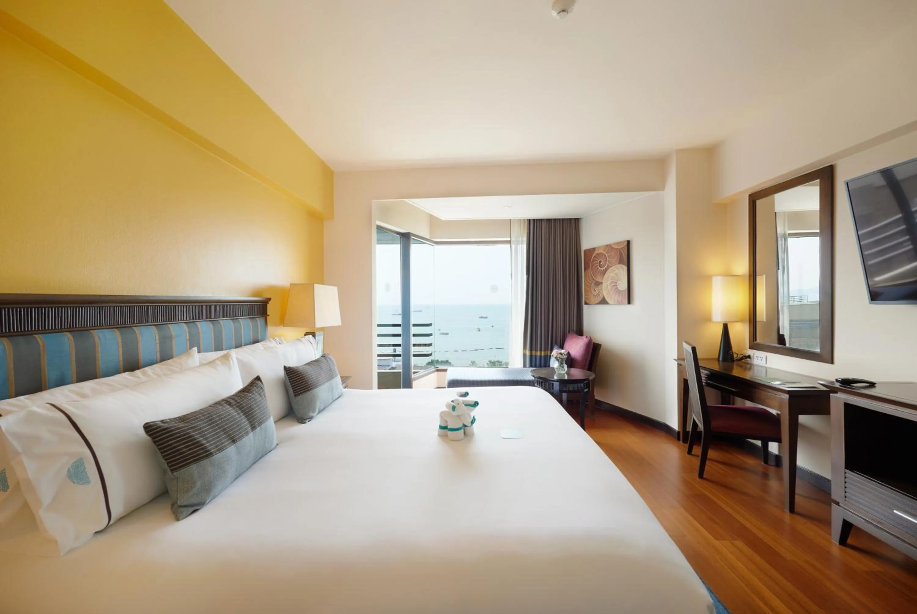 Deluxe Sea View High Floor King Bed in The Bayview Hotel Pattaya