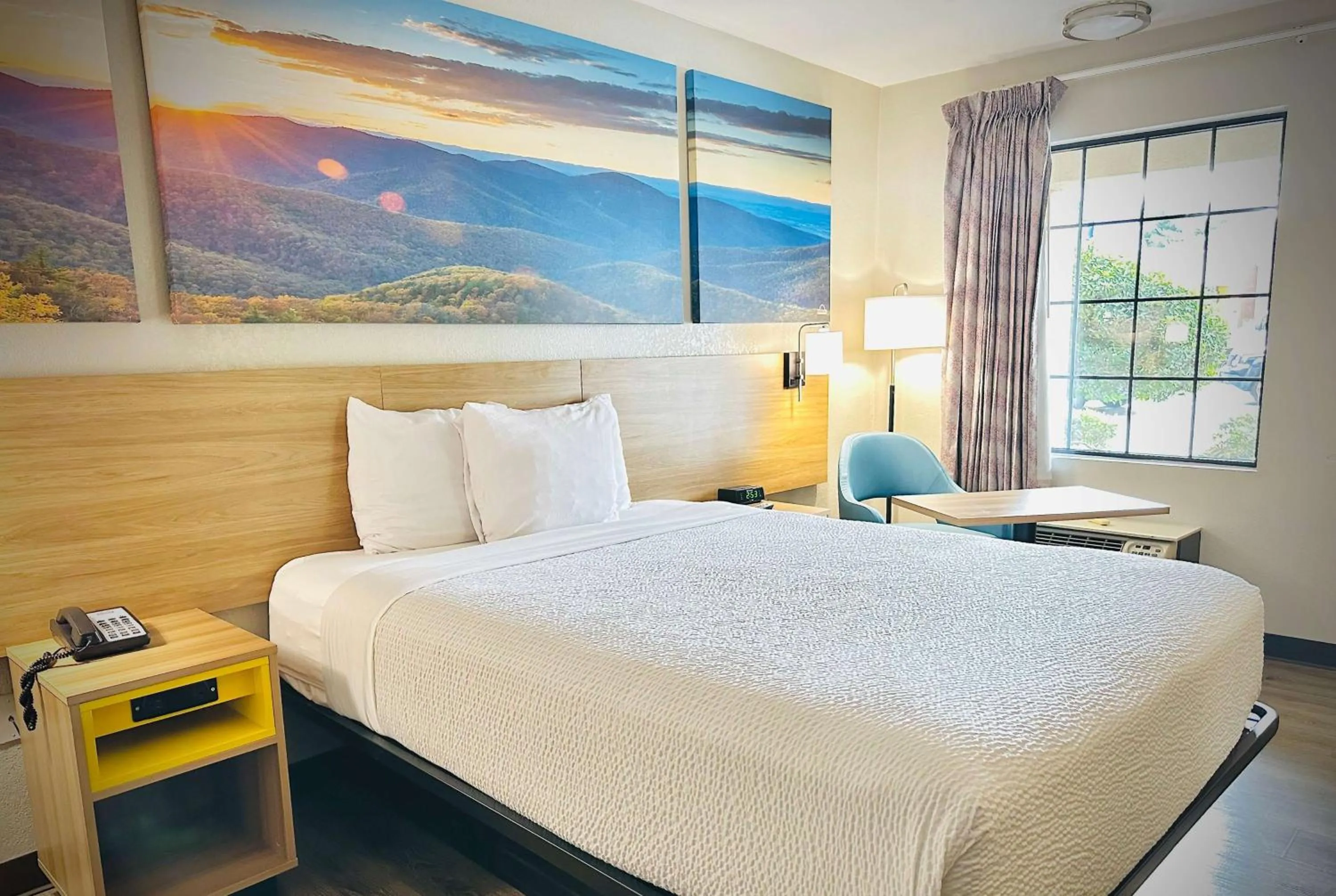 Queen Room with Bath Tub - Mobility Accessible/Non-Smoking in Days Inn by Wyndham WestEnd Alexandria,VA Washington DC Area