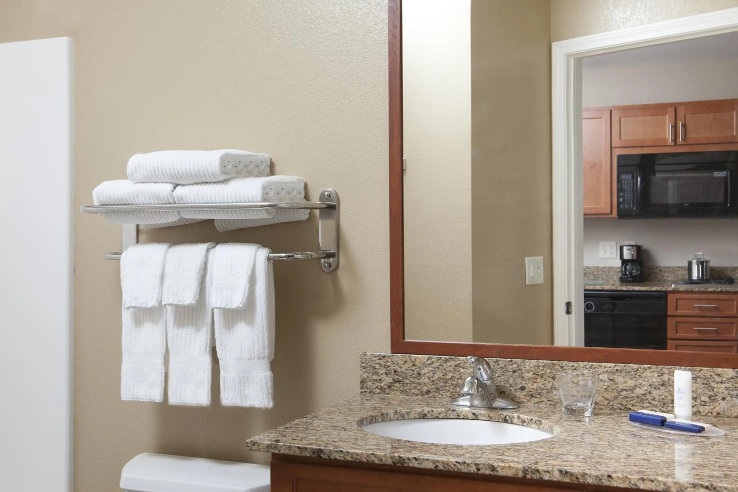Queen Studio in Candlewood Suites La Crosse by IHG