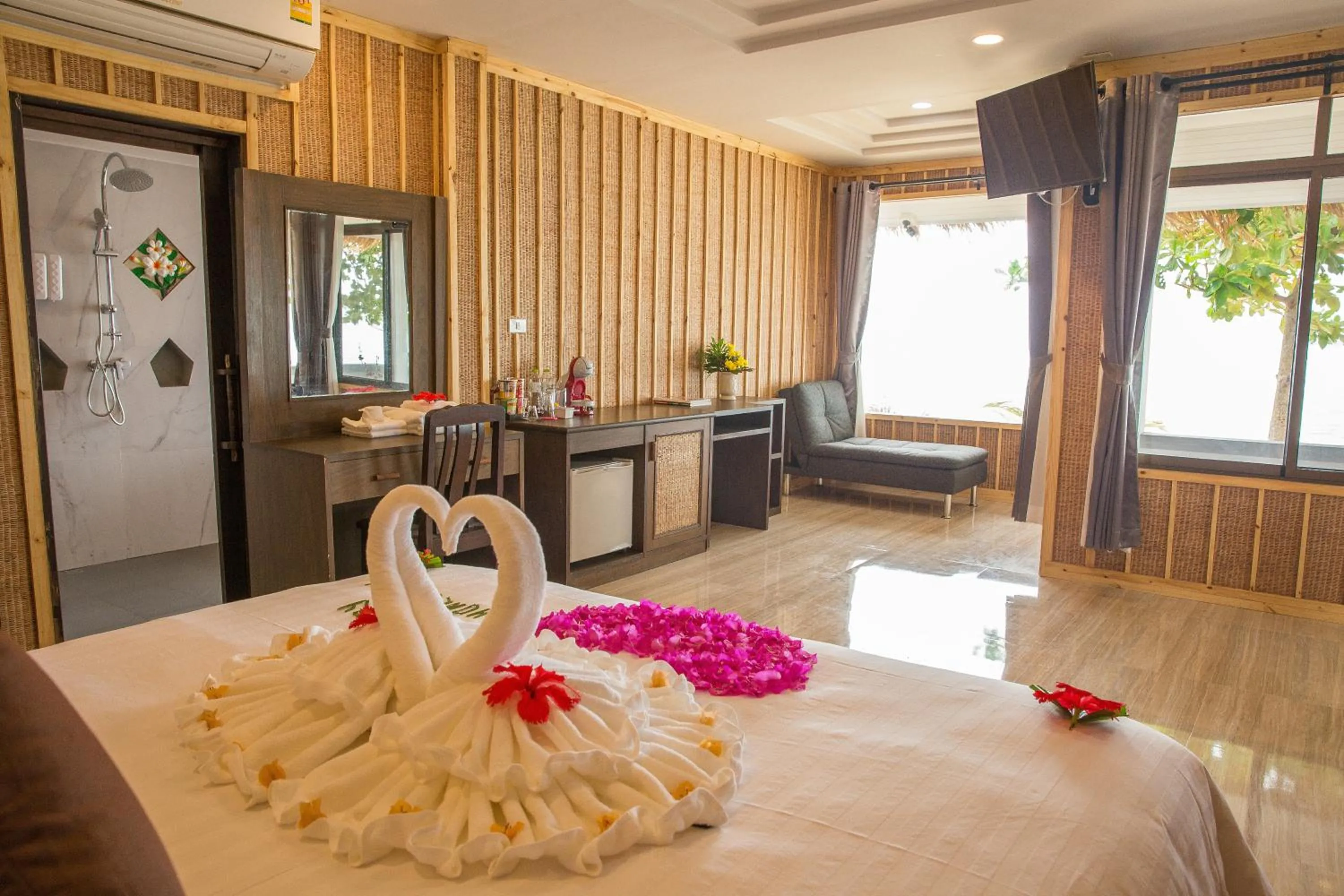 Suite with Hot Tub - Beach Front in Adarin Beach Resort