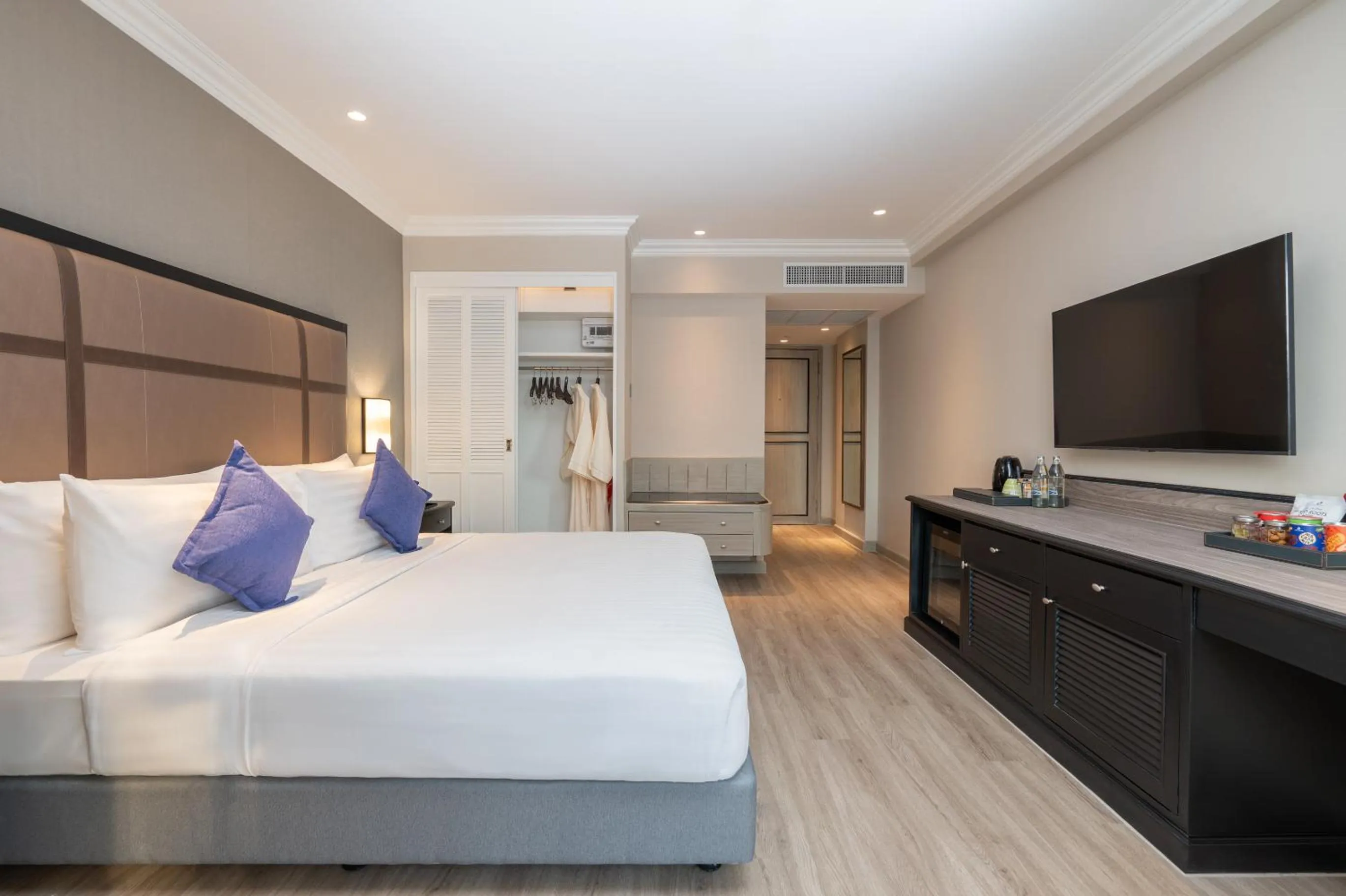 Deluxe King Room in NH Bangkok Sukhumvit Boulevard