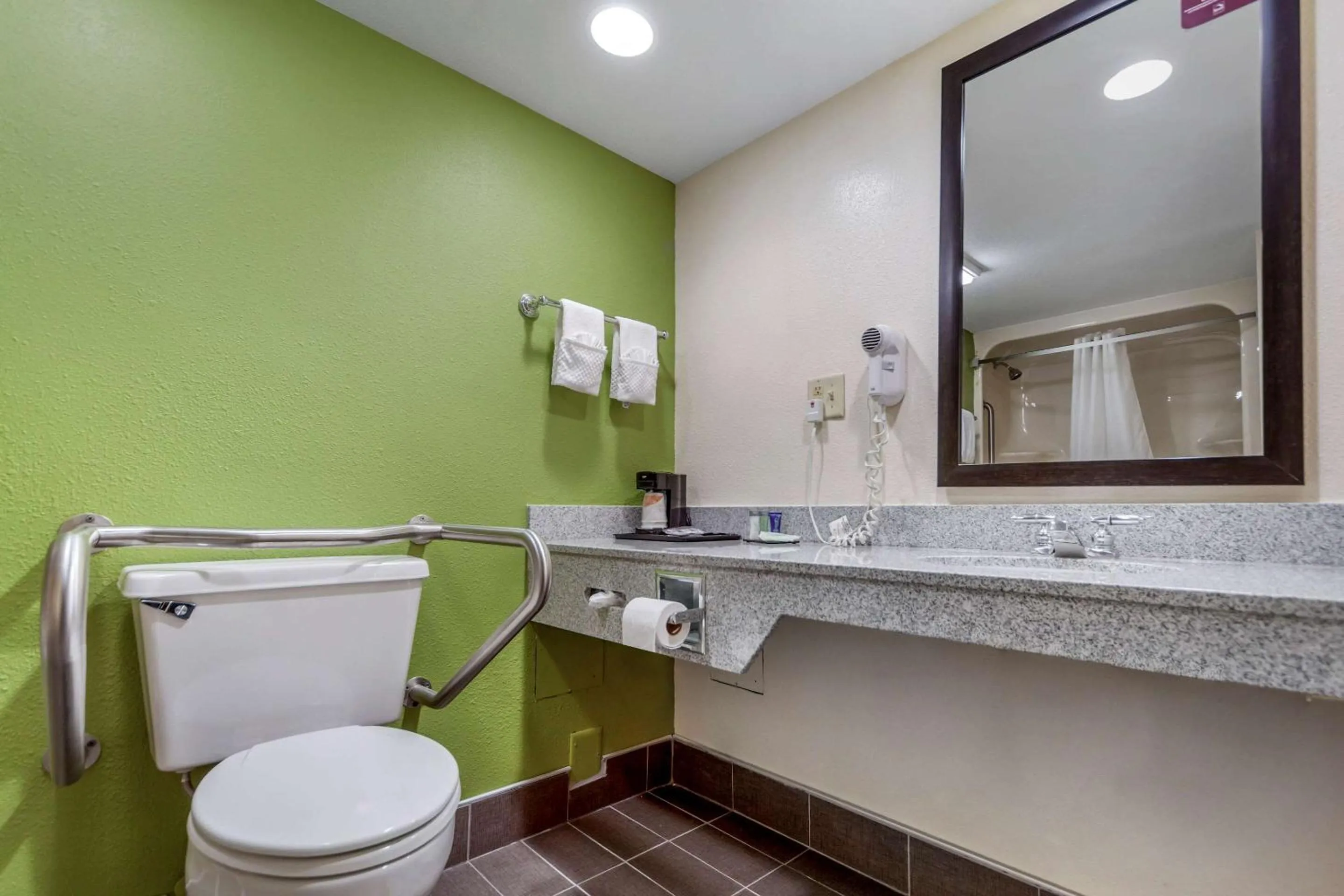 Queen Room with Tub - Disability Access/Non Smoking in Sleep Inn & Suites Omaha Airport