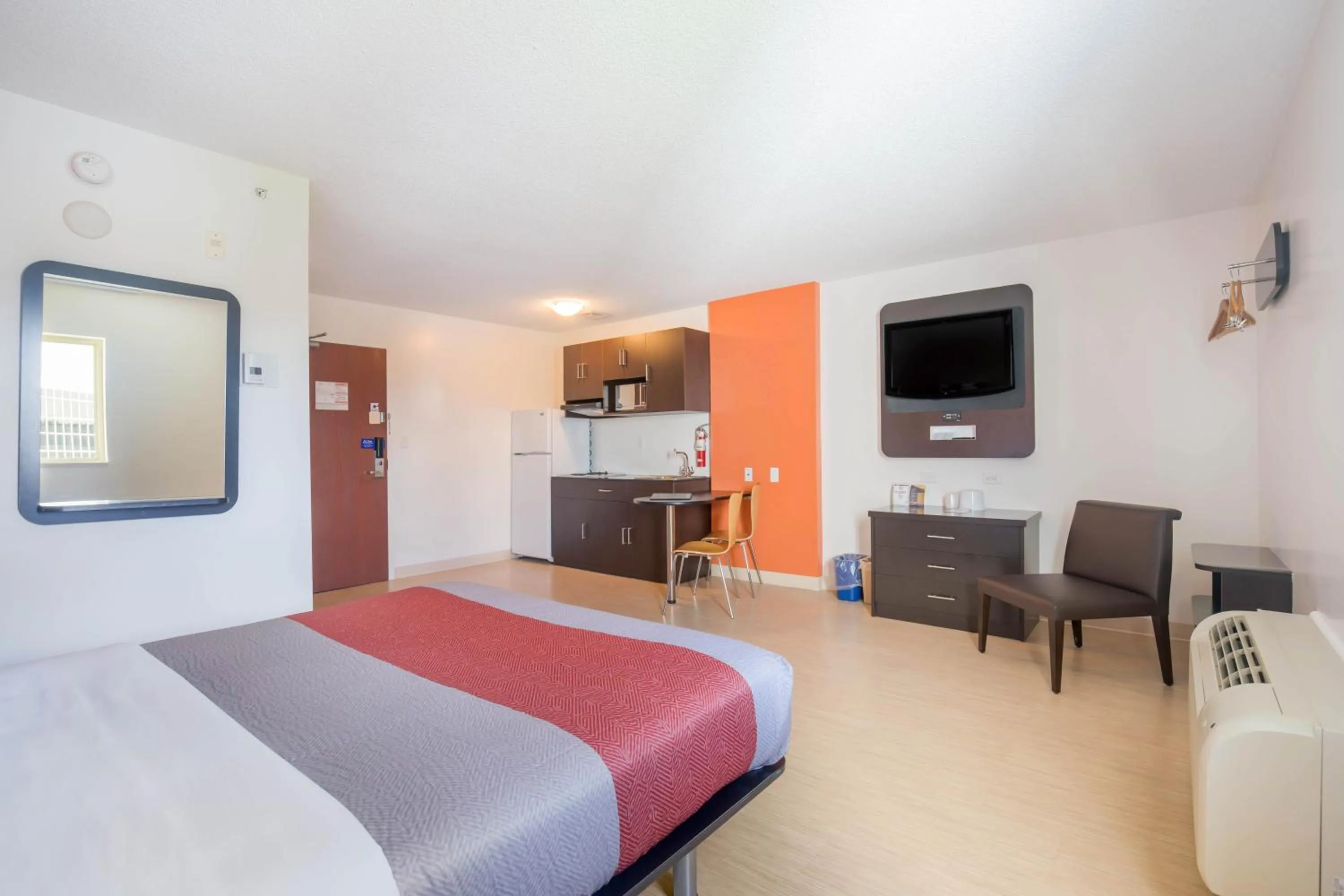 Deluxe Queen Room - Non-Smoking in Motel 6-Kingston, ON