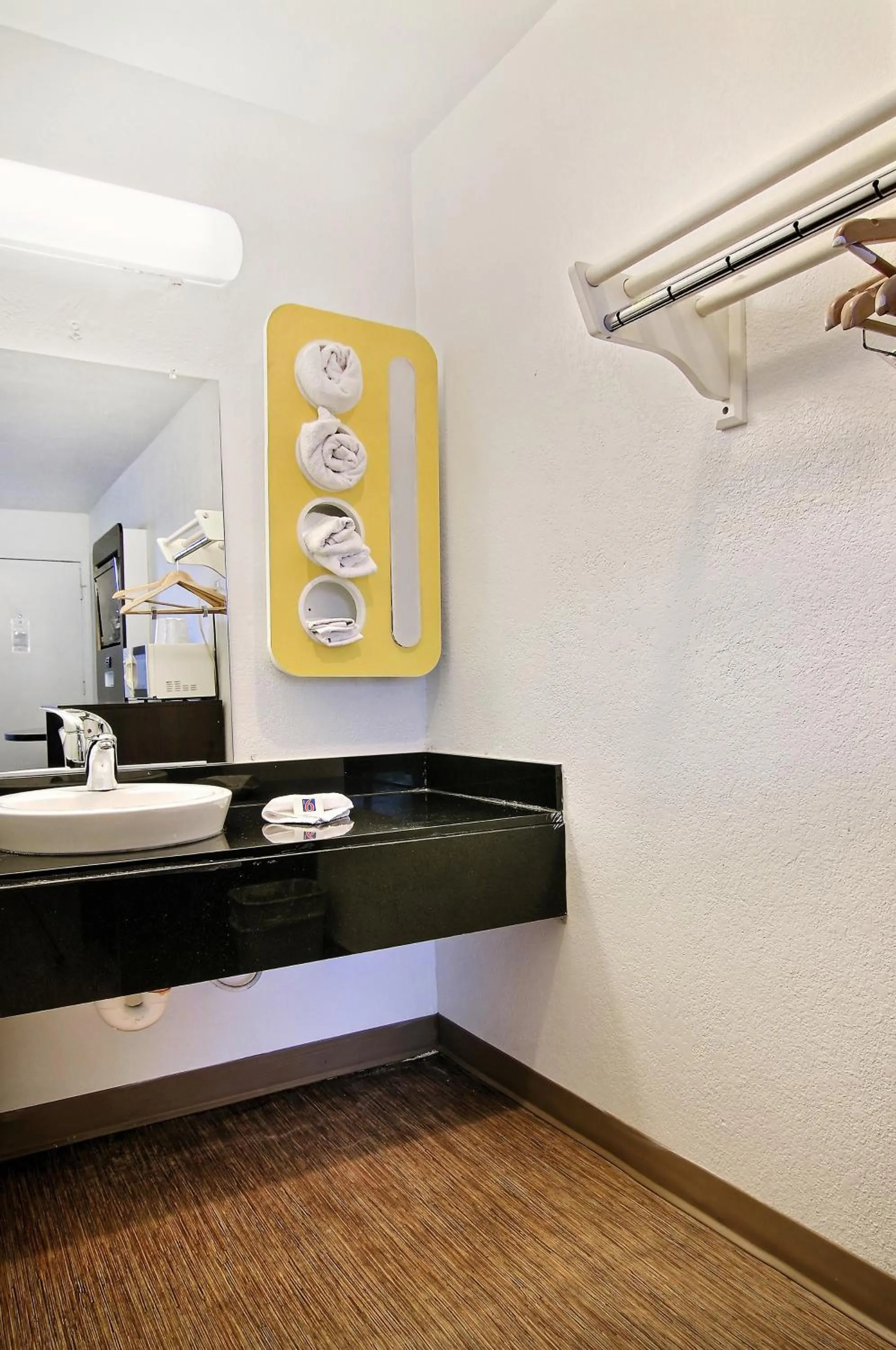 Deluxe King Room - Non-Smoking in Motel 6-Carlsbad, NM