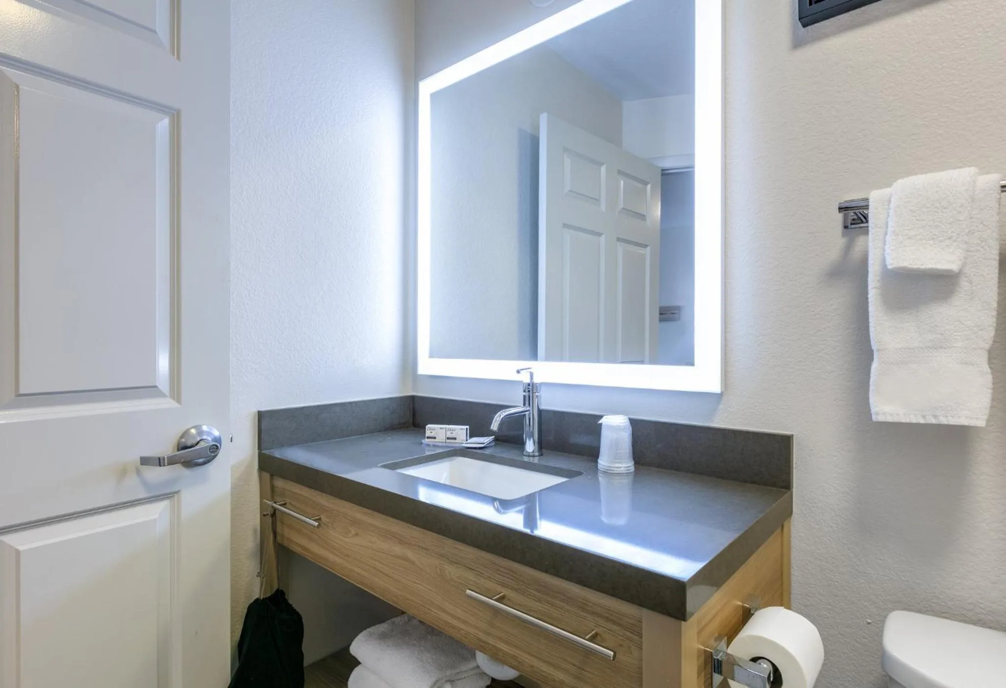 One-Bedroom Suite with King Bed Mobility Access Tub - Non-Smoking in Candlewood Suites Fort Worth West by IHG