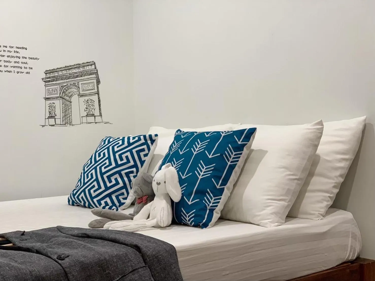 Queen Room with Shared Bathroom in Click Hostel