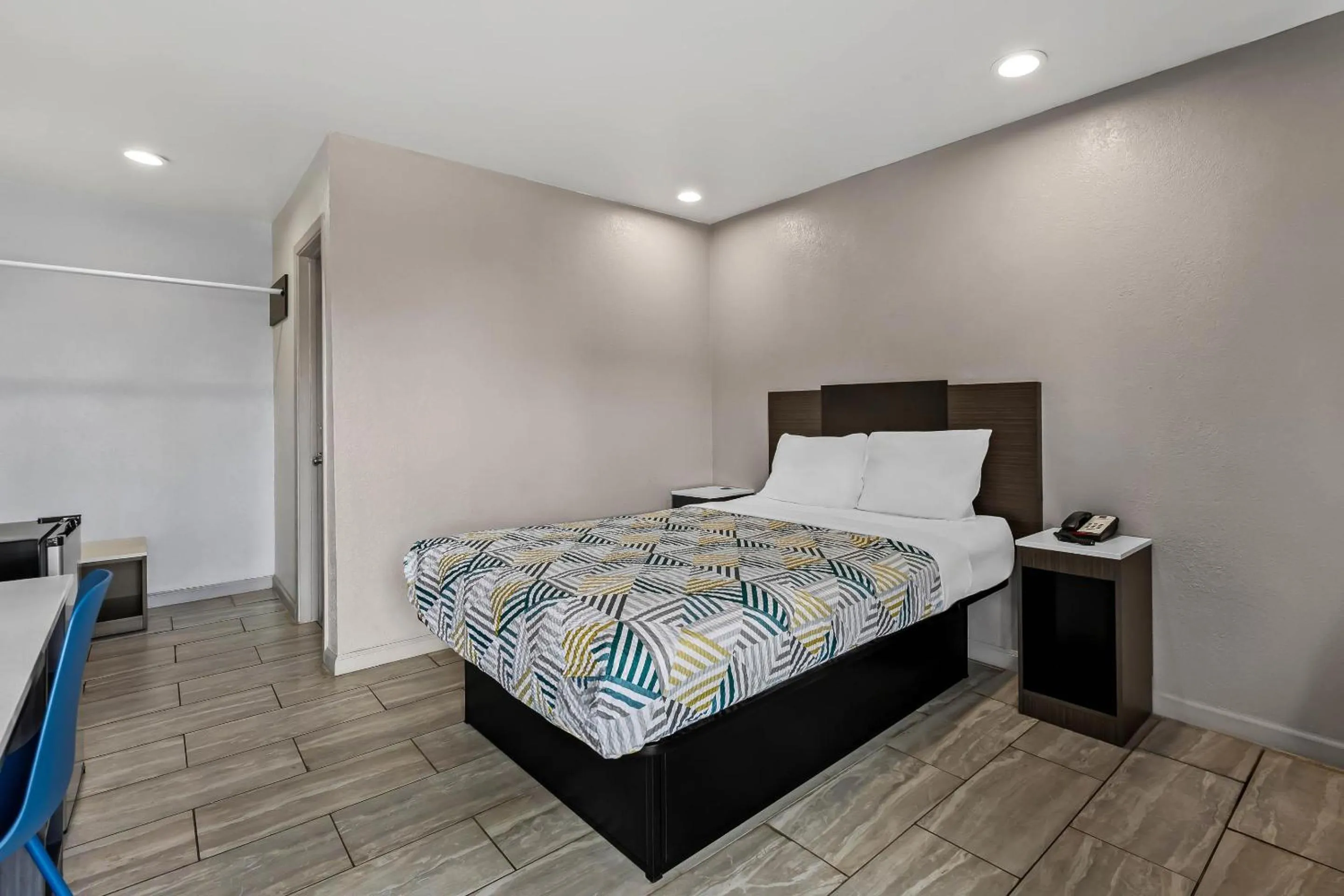 Queen Room - Disability Access - Roll in Shower in Motel 6-Murfreesboro, TN