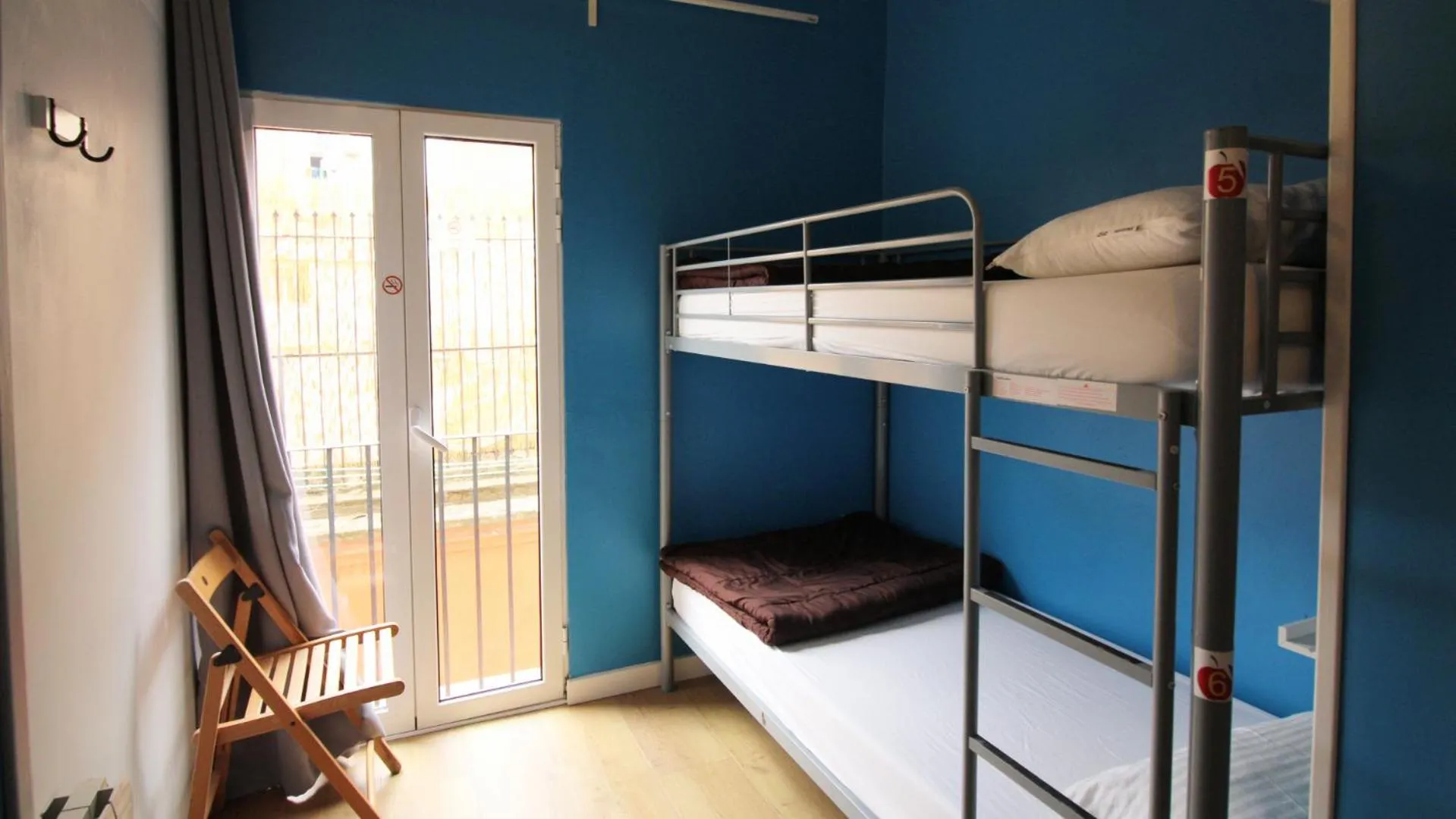 Bed in 6-Bed Mixed Dormitory Room in Paraiso Hostel