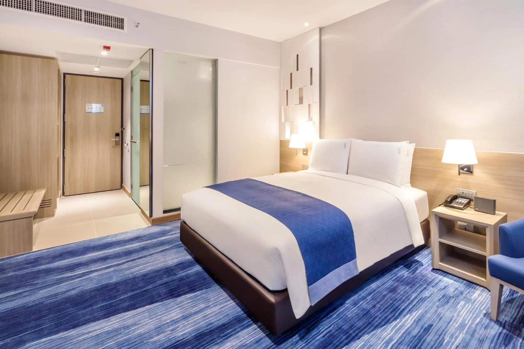 Standard Queen Room - Accessible with Free Breakfast in Holiday Inn Express Bangkok Soi Soonvijai by IHG