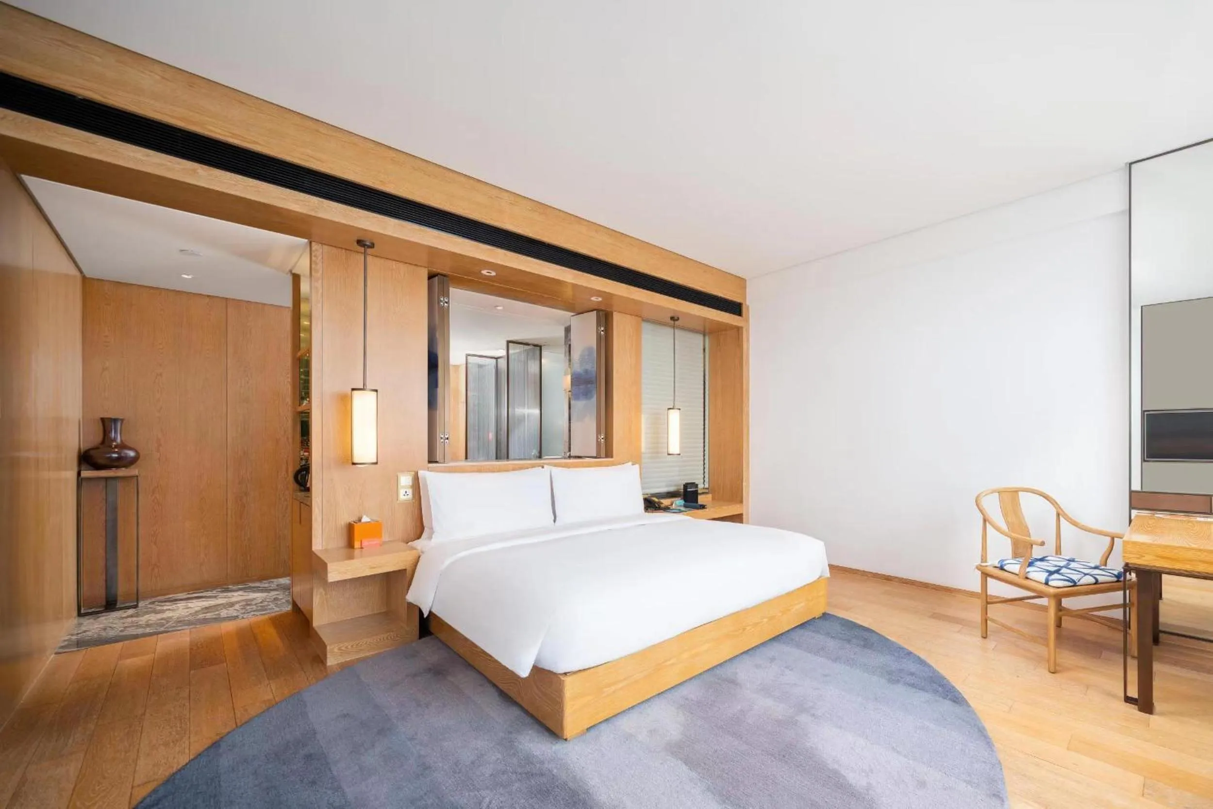 Standard King Room with Lake View - High Floor in Hotel Indigo Dali Erhai by IHG