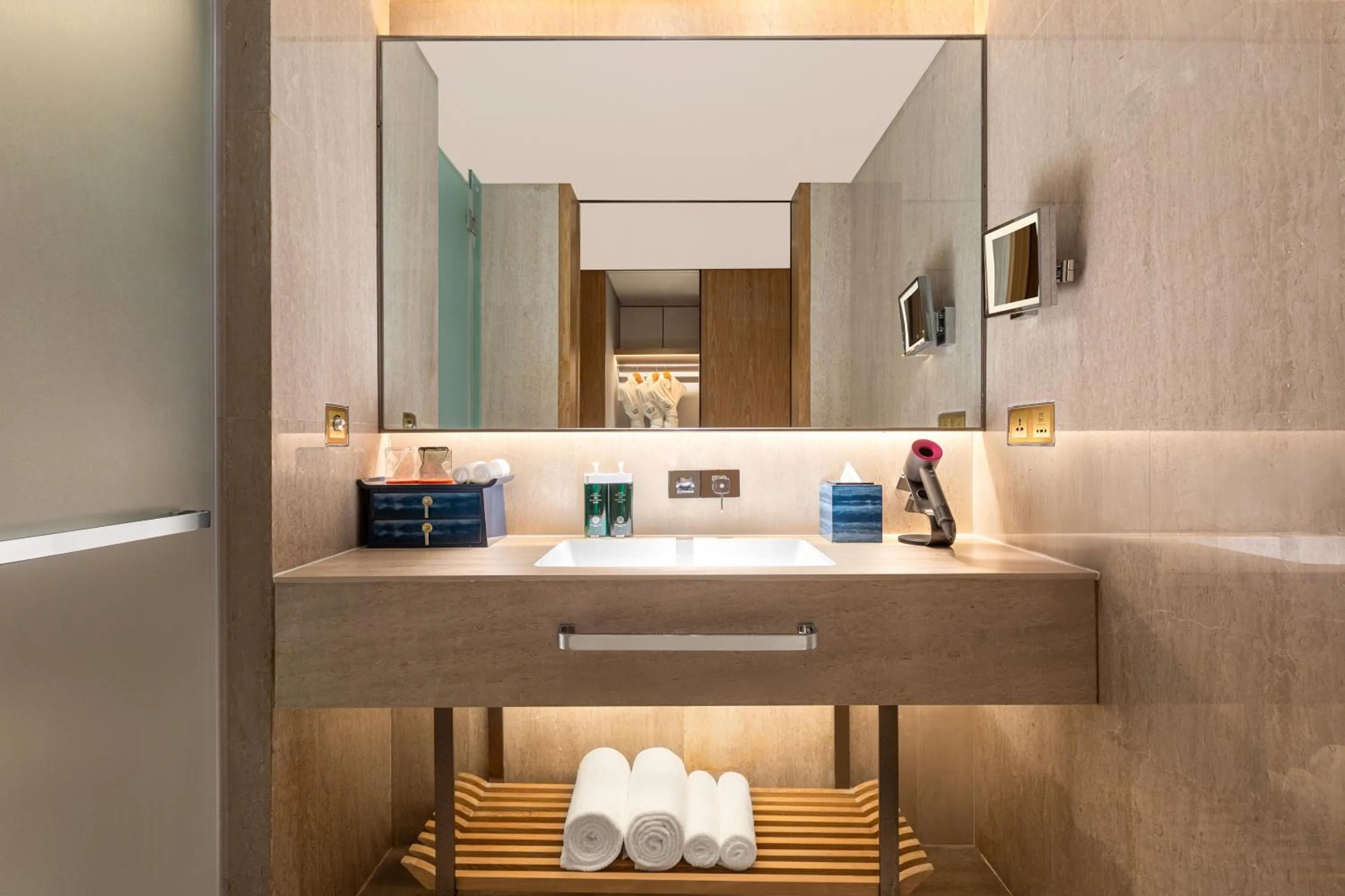 Deluxe Twin Room with Lake View in Hotel Indigo Dali Erhai by IHG