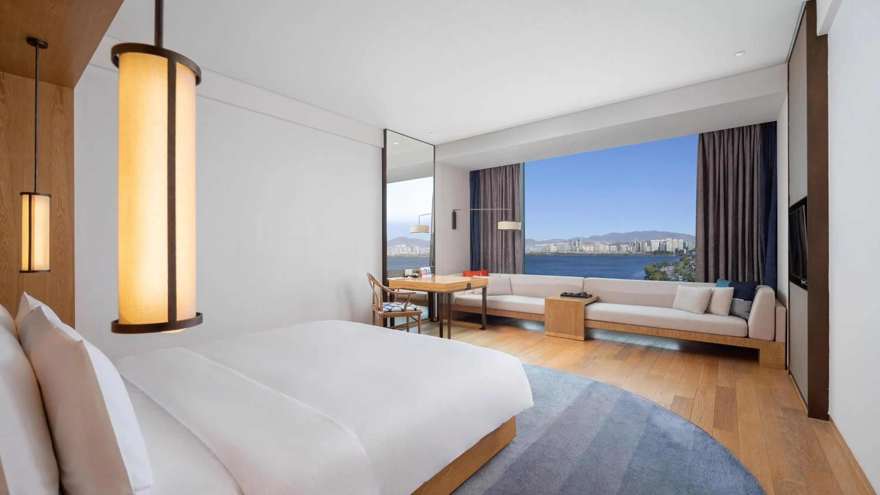 Standard King Room with Lake View in Hotel Indigo Dali Erhai by IHG