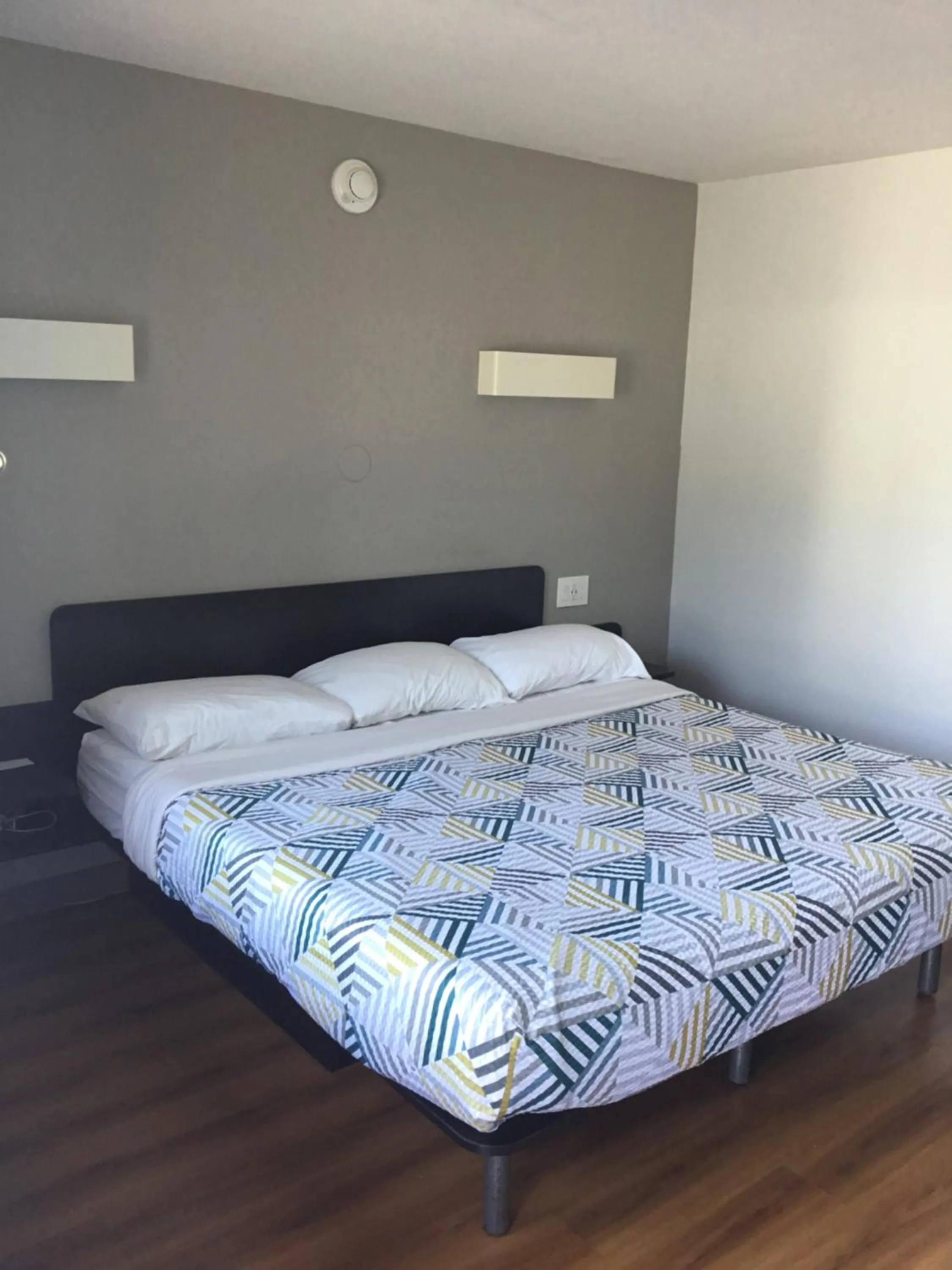 Deluxe King Room - Smoking in Motel 6-El Paso, TX - West