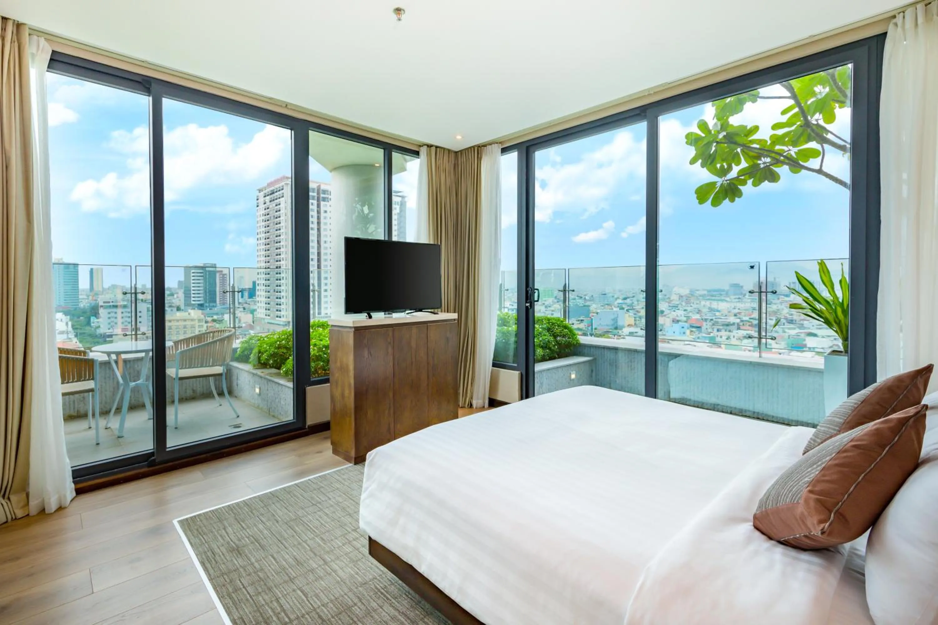 King Suite with Balcony in New Orient Hotel Da Nang