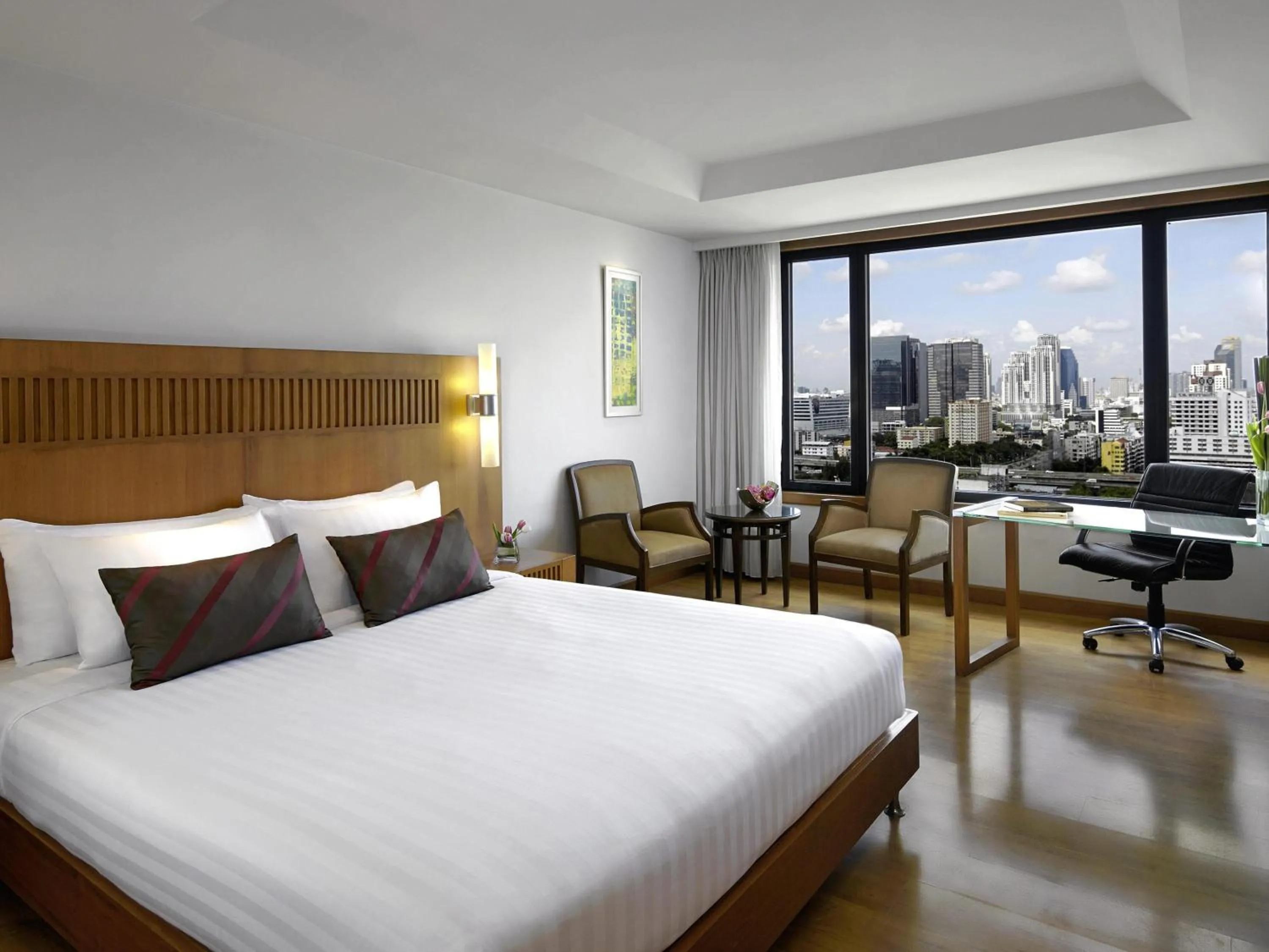 SKYLINE ROOM King Bed - High floor. 20% off on Food and Beverages in Grand Mercure Bangkok Atrium