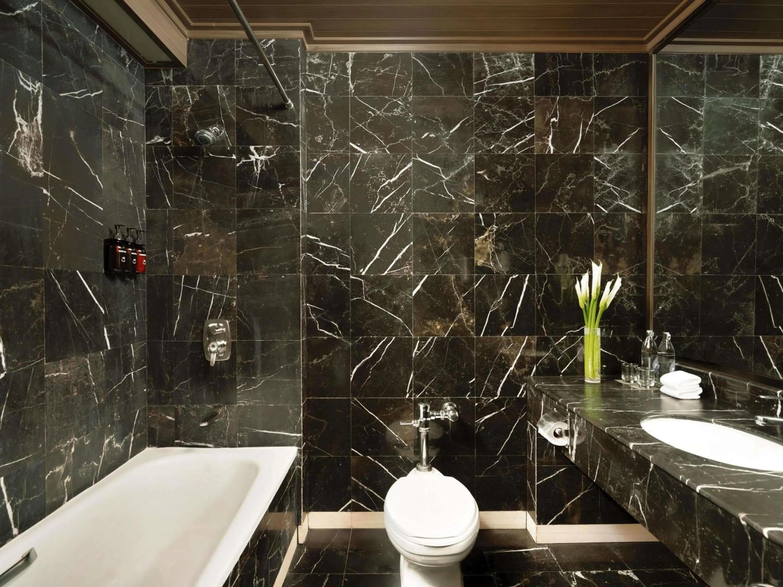 EXECUTIVE ROOM Twin Bed - Executive Lounge access, High Floor, 20% off on Food and Beverages in Grand Mercure Bangkok Atrium