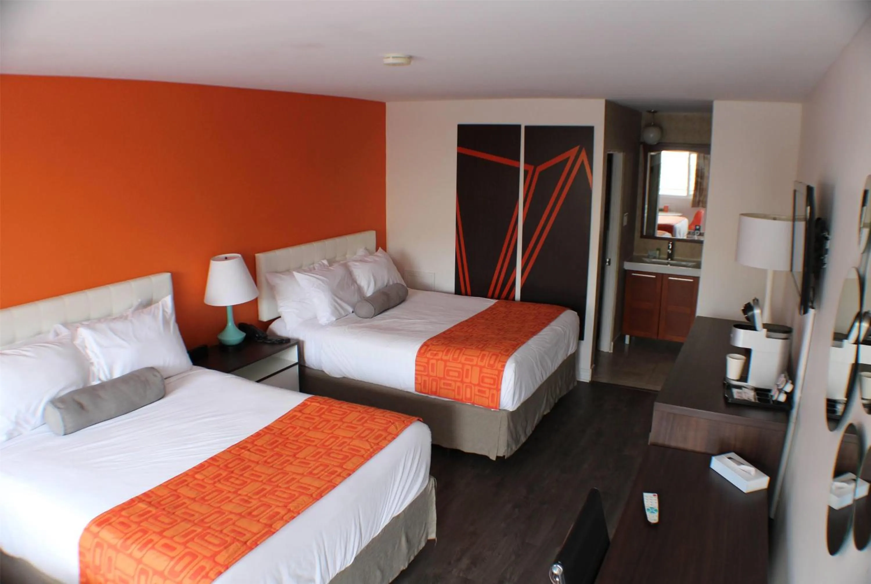 Queen Room with Two Queen Beds - Non-Smoking in Howard Johnson Inn by Wyndham Kingston