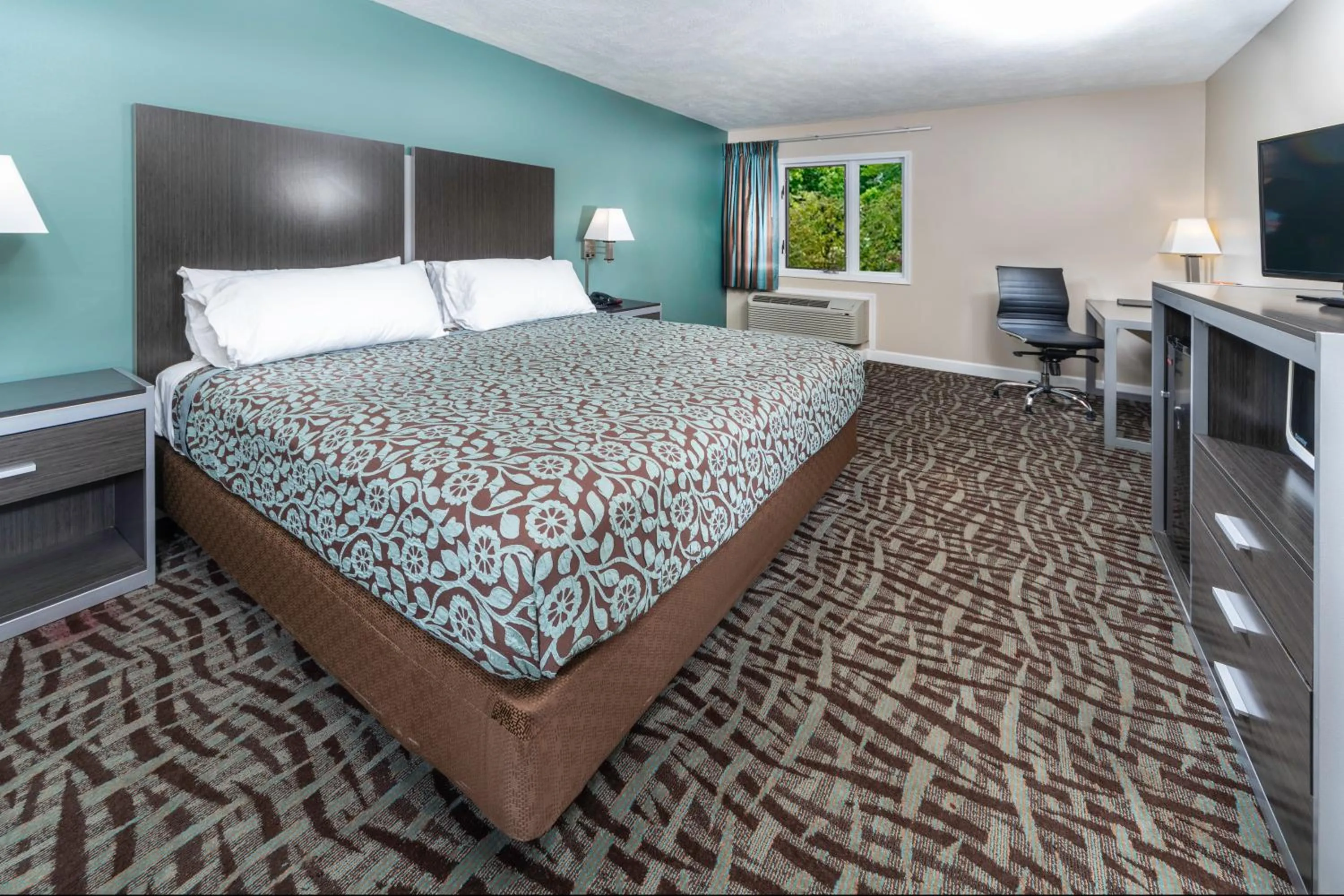 Standard King Room in BridgePointe Inn & Suites by BPhotels, Council Bluffs, Omaha Area