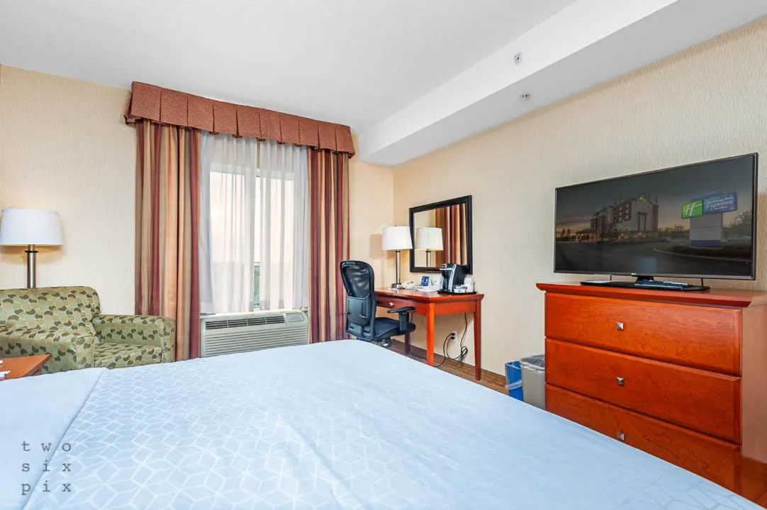 Standard King Room with Sofa Bed in Holiday Inn Express Hotel & Suites Clarington - Bowmanville by IHG