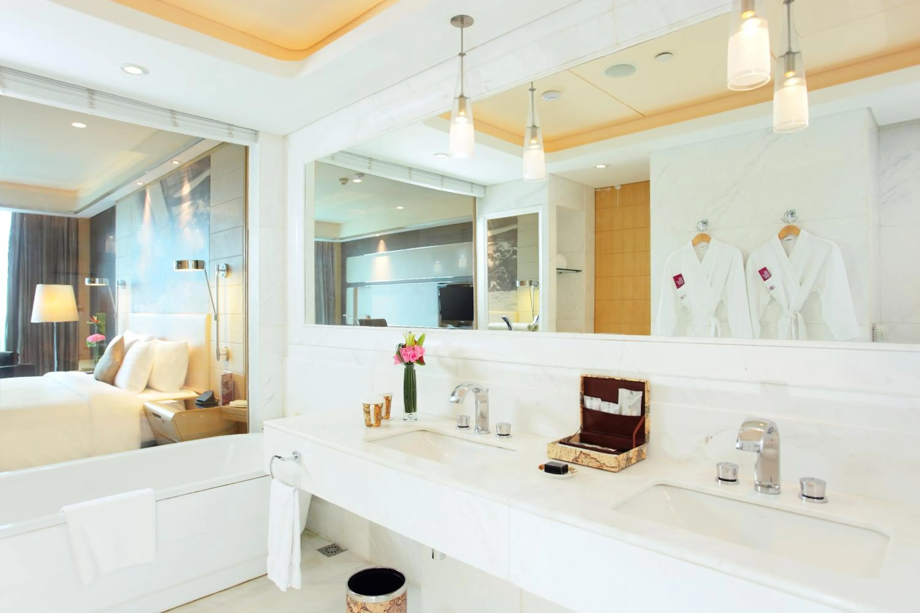 1 King Captain Suite Lounge Access Lake View in Crowne Plaza Suzhou by IHG